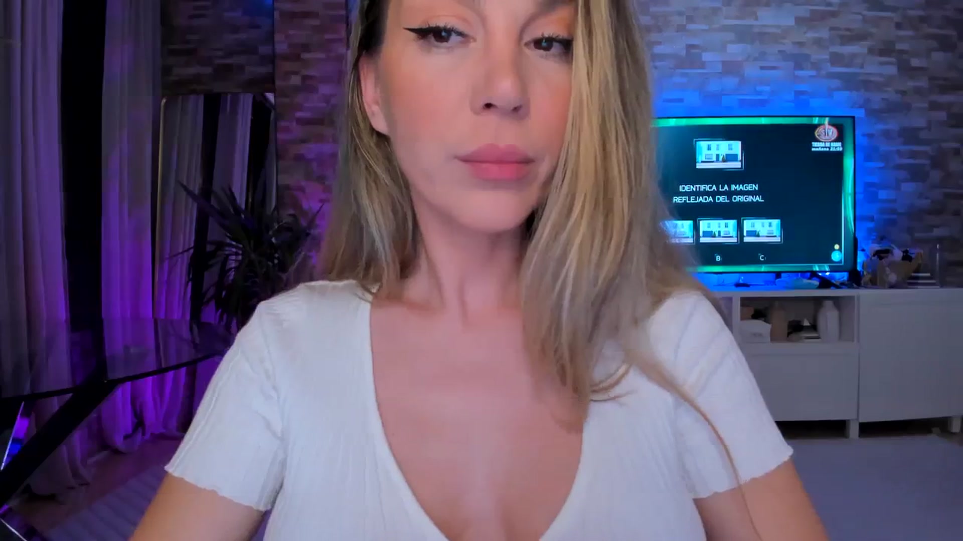 Gallery image thumbnail from Alesia_'s myfreecams stream on, 04/09/2024, 24:01 image 2 of 20
