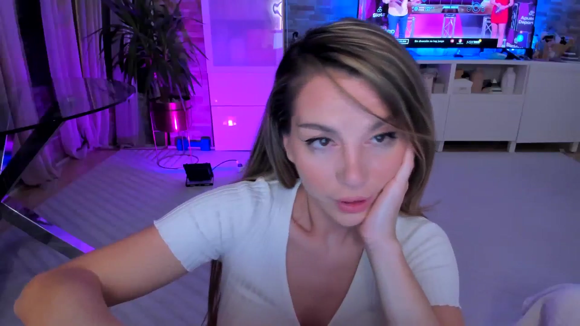 Gallery image thumbnail from Alesia_'s myfreecams stream on, 04/09/2024, 24:13 image 16 of 20