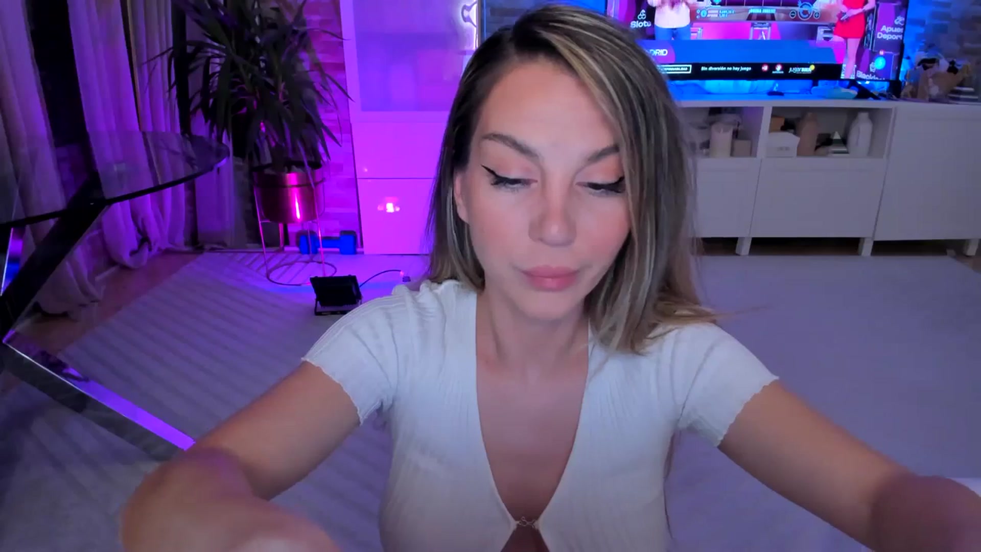 Gallery image thumbnail from Alesia_'s myfreecams stream on, 04/09/2024, 24:13 image 18 of 20