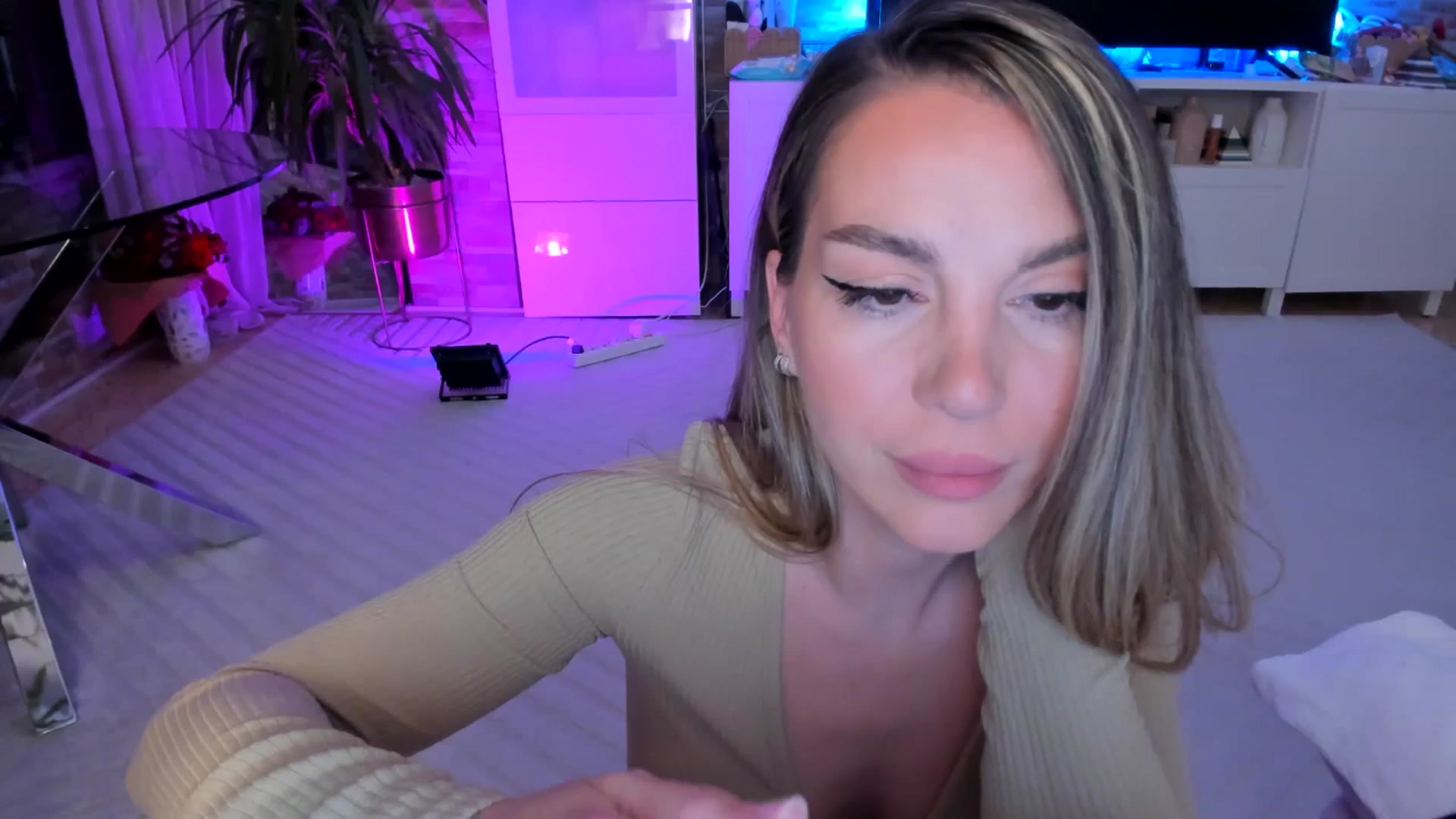 Gallery image thumbnail from Alesia_'s myfreecams stream on, 04/23/2024, 23:59 image 12 of 20