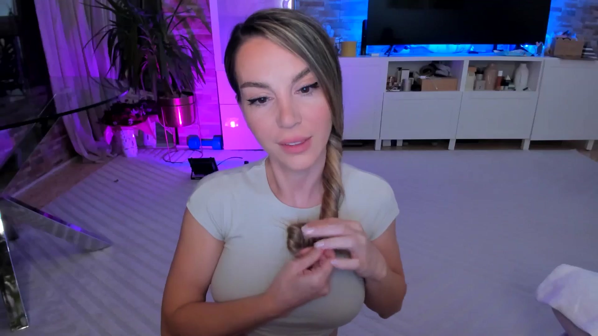 Gallery image thumbnail from Alesia_'s myfreecams stream on, 04/28/2024, 22:14 image 4 of 20