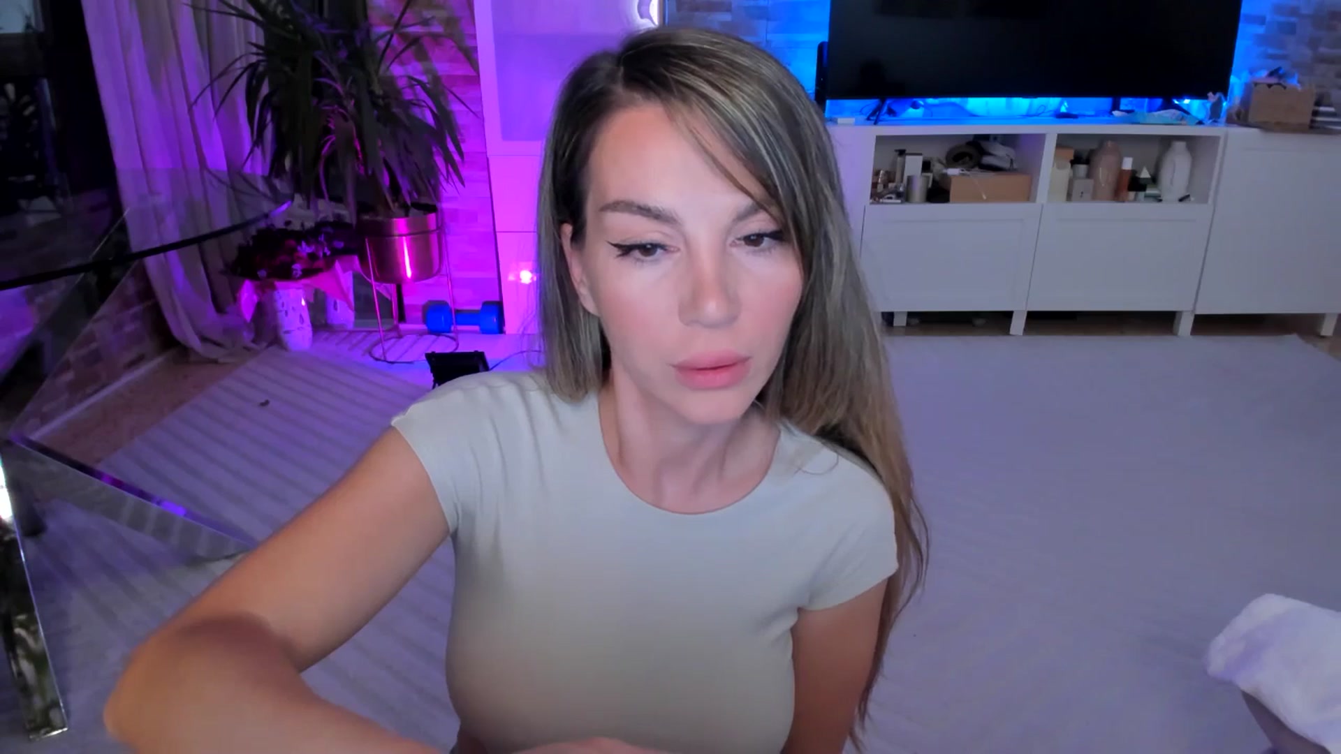 Gallery image thumbnail from Alesia_'s myfreecams stream on, 04/28/2024, 22:14 image 5 of 20