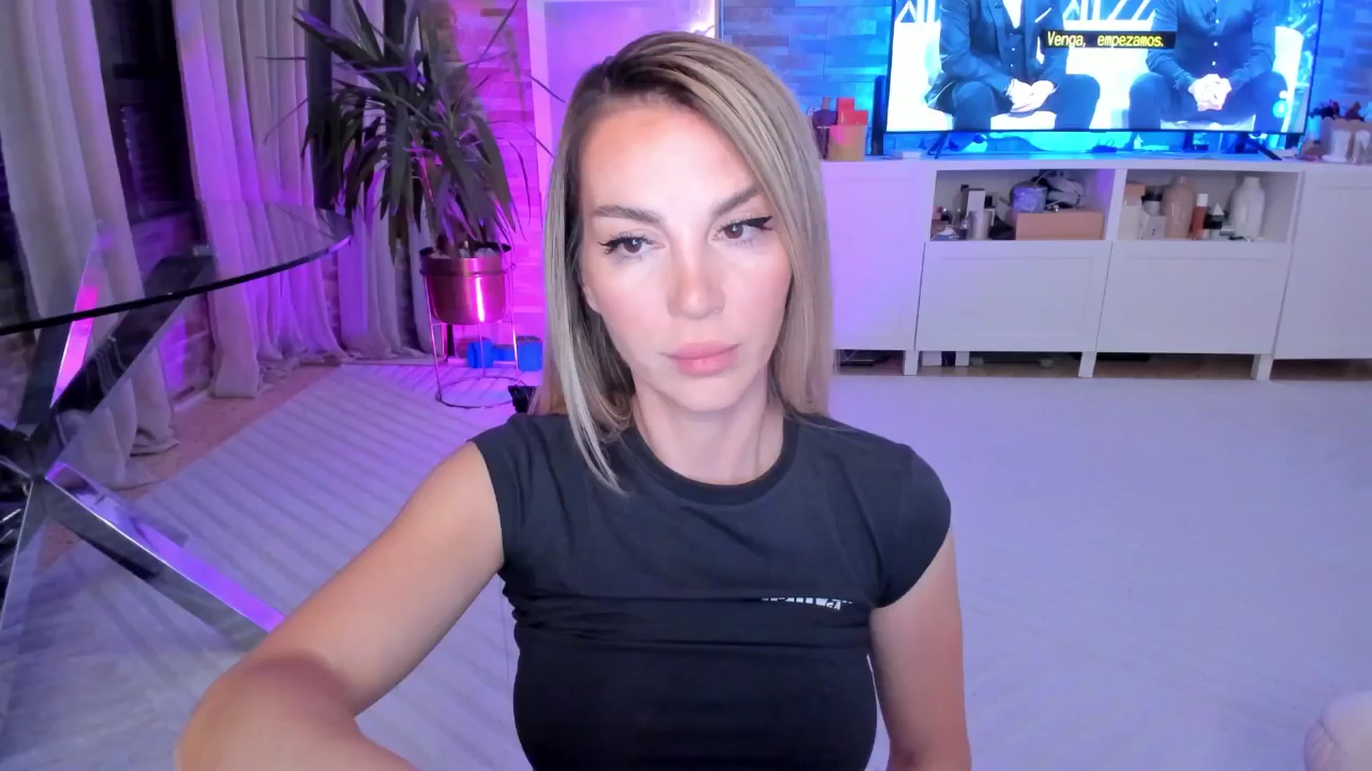 Gallery image thumbnail from Alesia_'s myfreecams stream on, 05/04/2024, 24:19 image 13 of 20