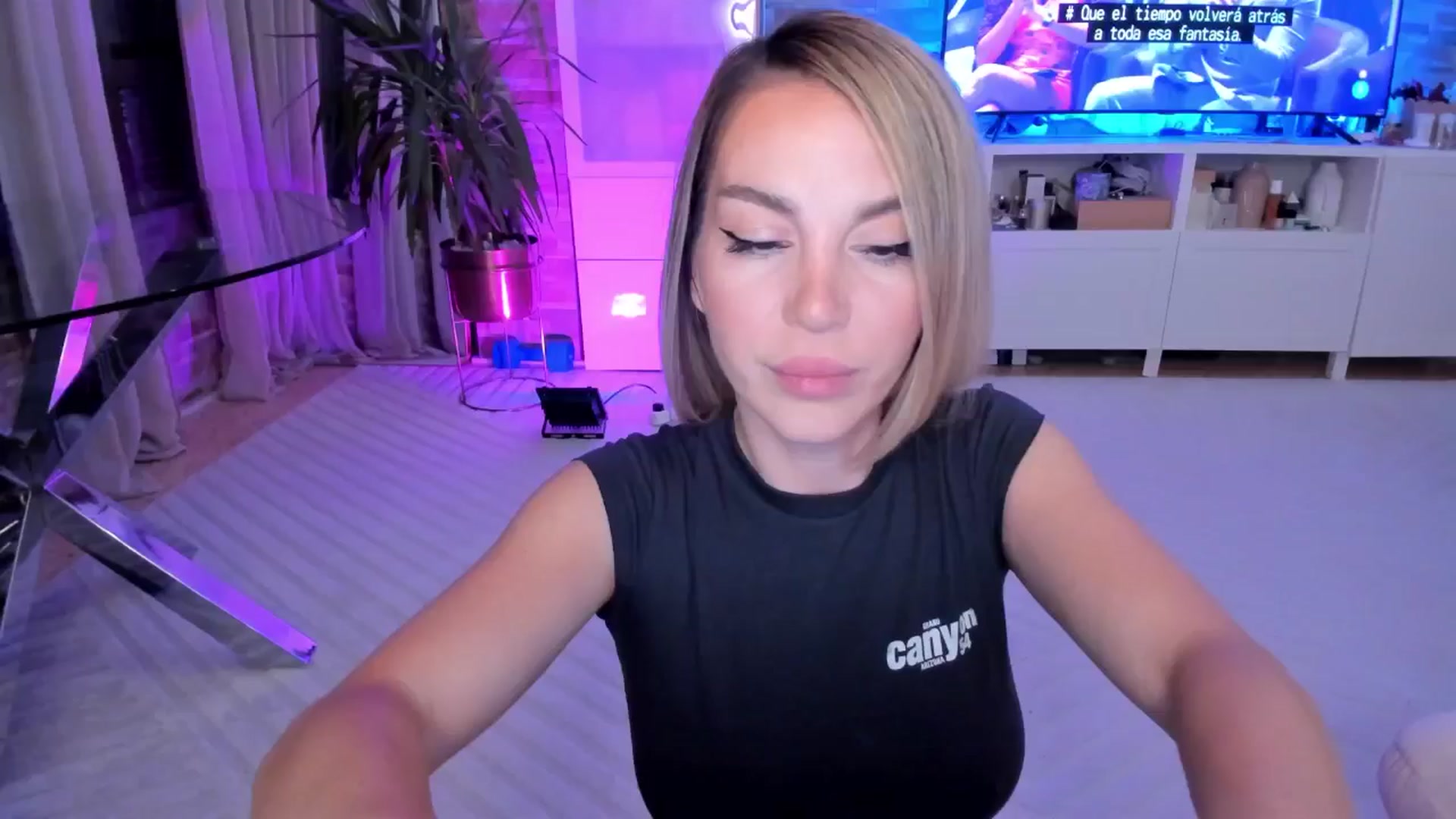 Gallery image thumbnail from Alesia_'s myfreecams stream on, 05/04/2024, 24:19 image 17 of 20