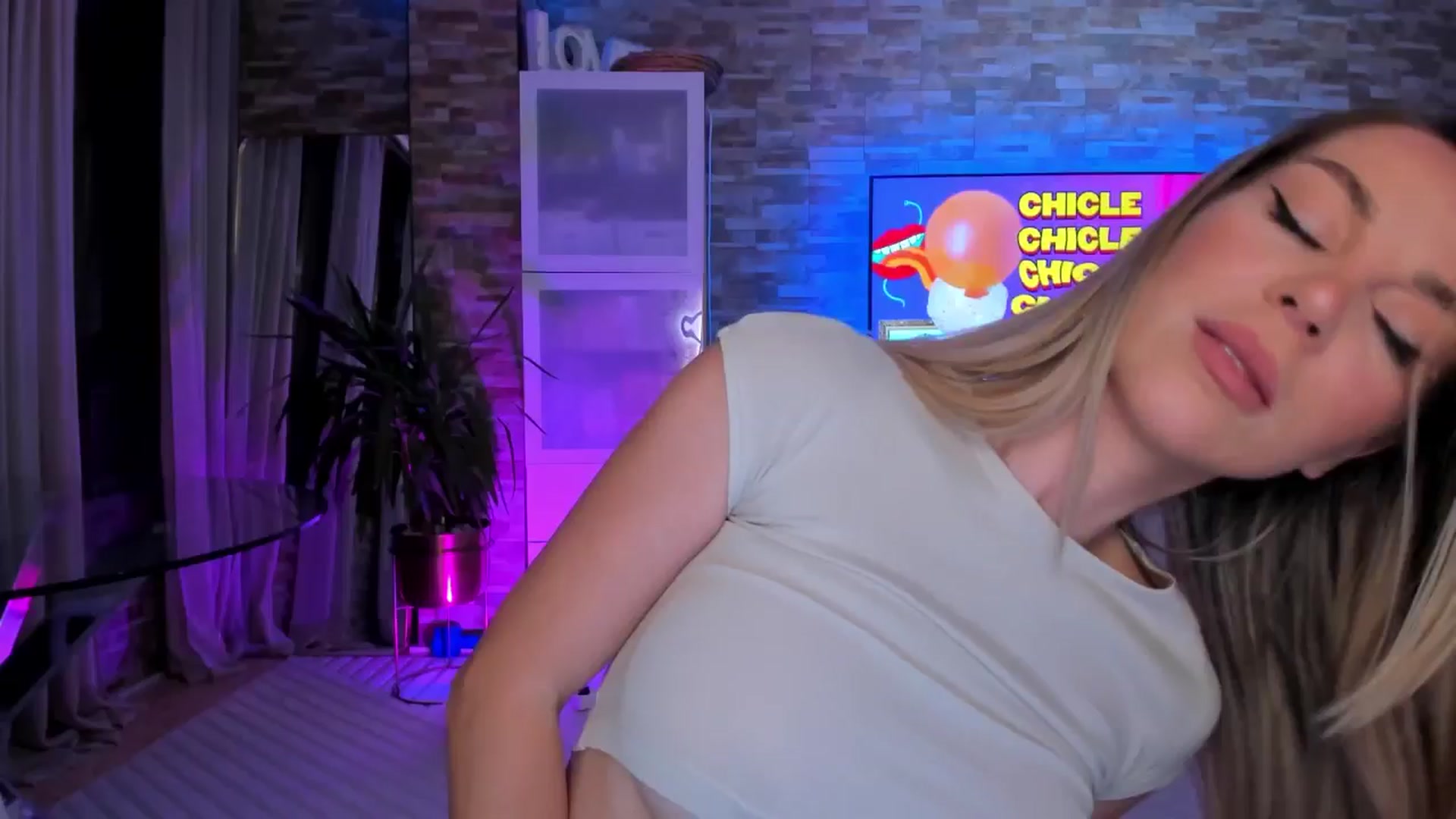 Gallery image thumbnail from Alesia_'s myfreecams stream on, 05/05/2024, 24:11 image 8 of 20