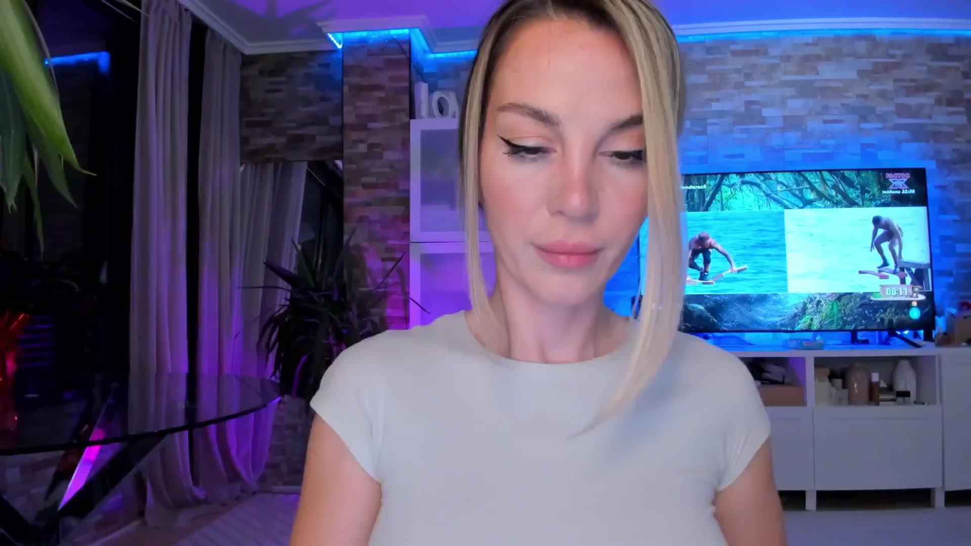 Gallery image thumbnail from Alesia_'s myfreecams stream on, 05/05/2024, 22:51 image 16 of 20