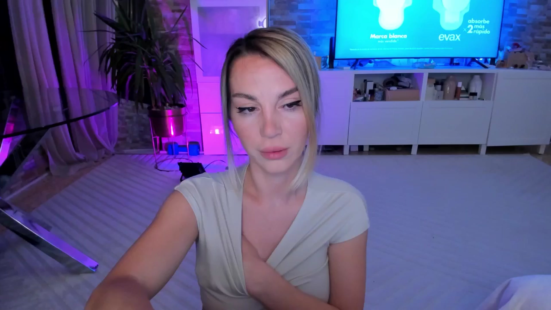 Gallery image thumbnail from Alesia_'s myfreecams stream on, 05/05/2024, 22:51 image 8 of 20