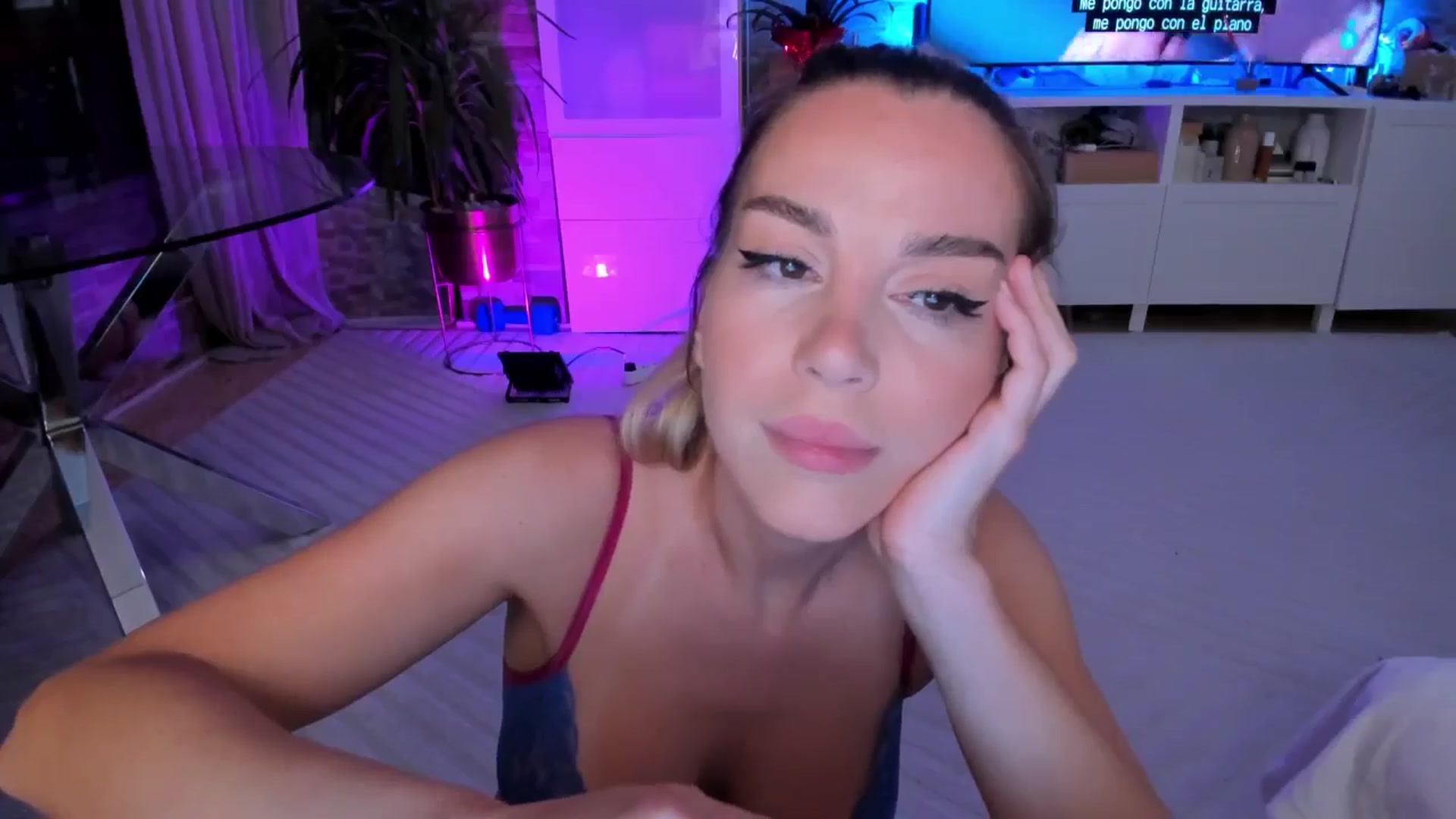 Gallery image thumbnail from Alesia_'s myfreecams stream on, 05/06/2024, 22:36 image 8 of 20