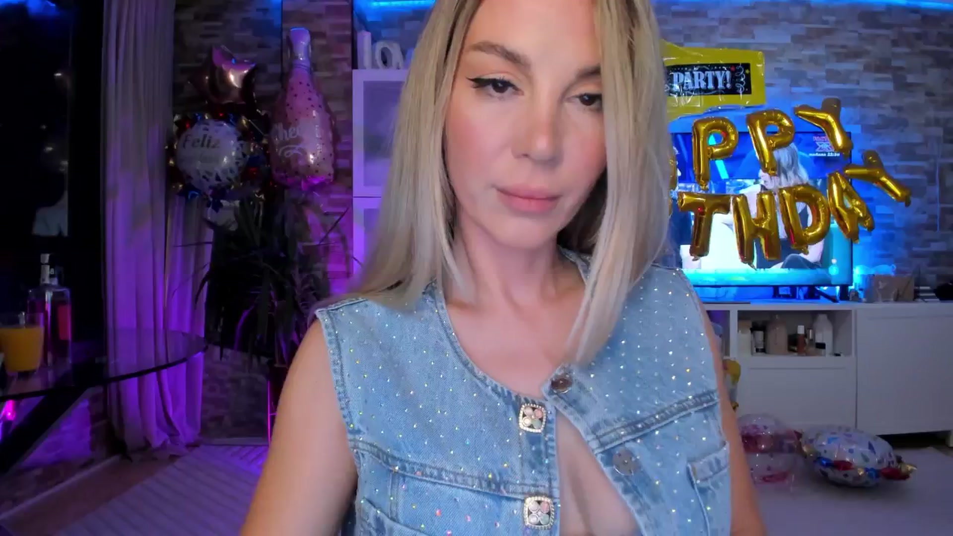 Gallery image thumbnail from Alesia_'s myfreecams stream on, 05/12/2024, 23:11 image 17 of 20