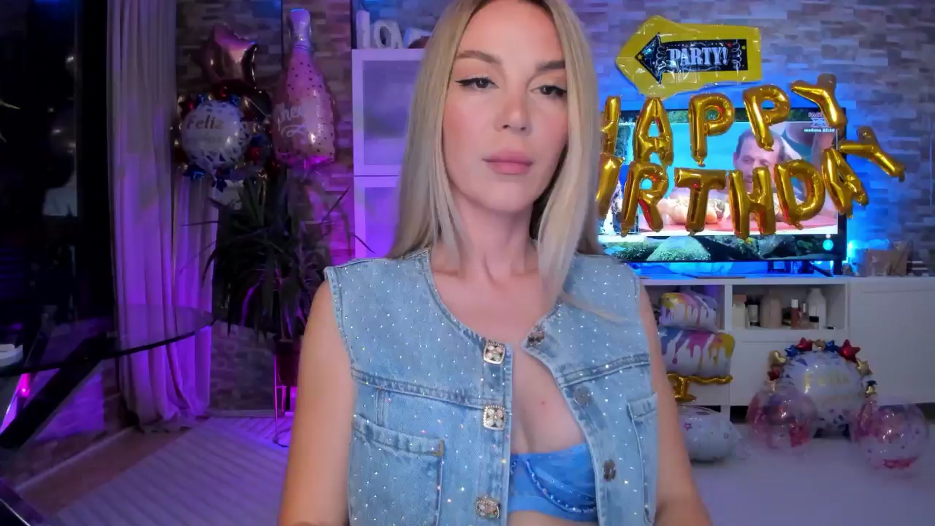 Gallery image thumbnail from Alesia_'s myfreecams stream on, 05/12/2024, 23:11 image 1 of 20
