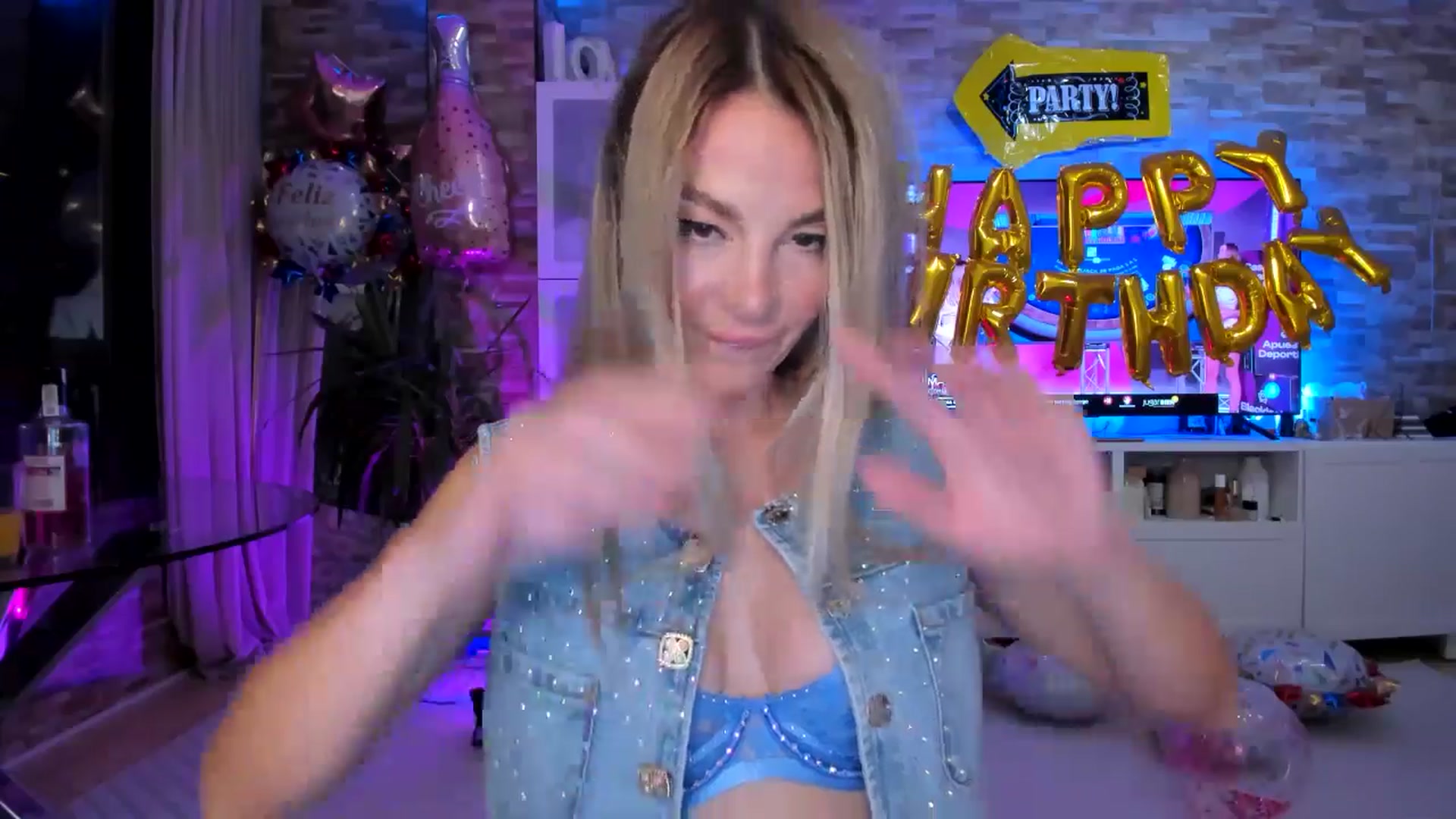 Gallery image thumbnail from Alesia_'s myfreecams stream on, 05/13/2024, 02:33 image 8 of 20