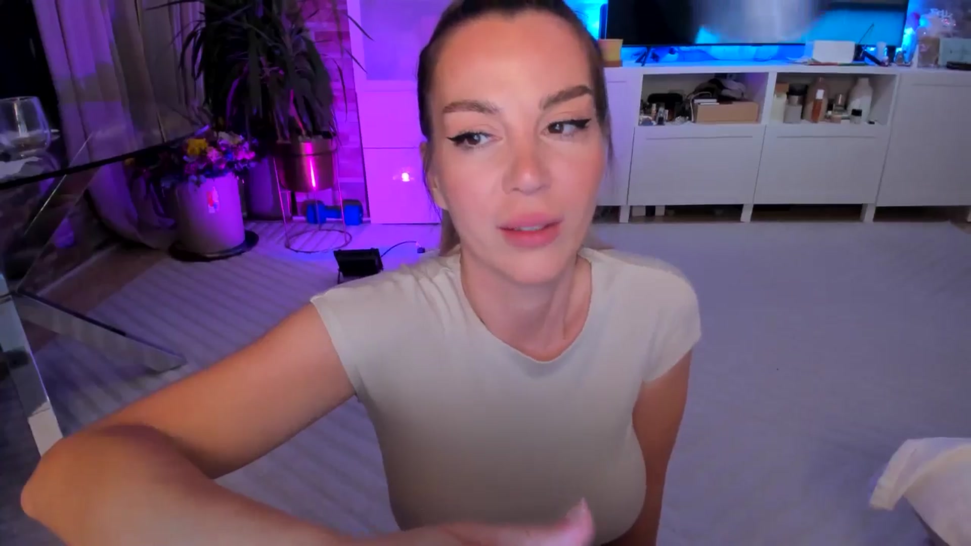 Gallery image thumbnail from Alesia_'s myfreecams stream on, 05/17/2024, 23:35 image 18 of 20