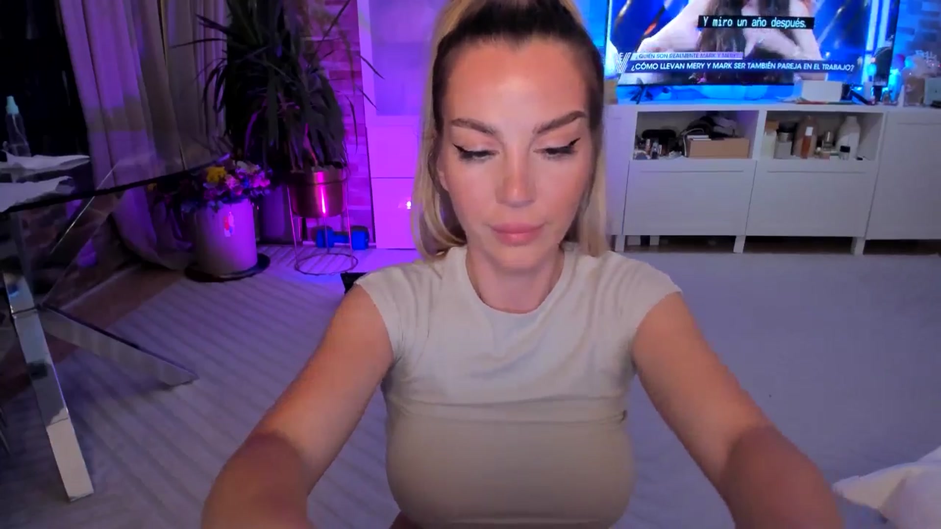 Gallery image thumbnail from Alesia_'s myfreecams stream on, 05/18/2024, 24:02 image 9 of 20