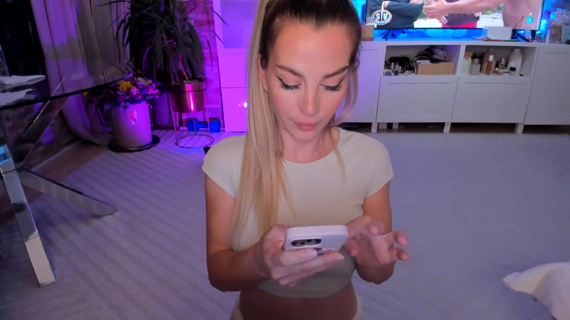 Gallery image thumbnail from Alesia_'s myfreecams stream on, 05/18/2024, 24:39 image 4 of 20