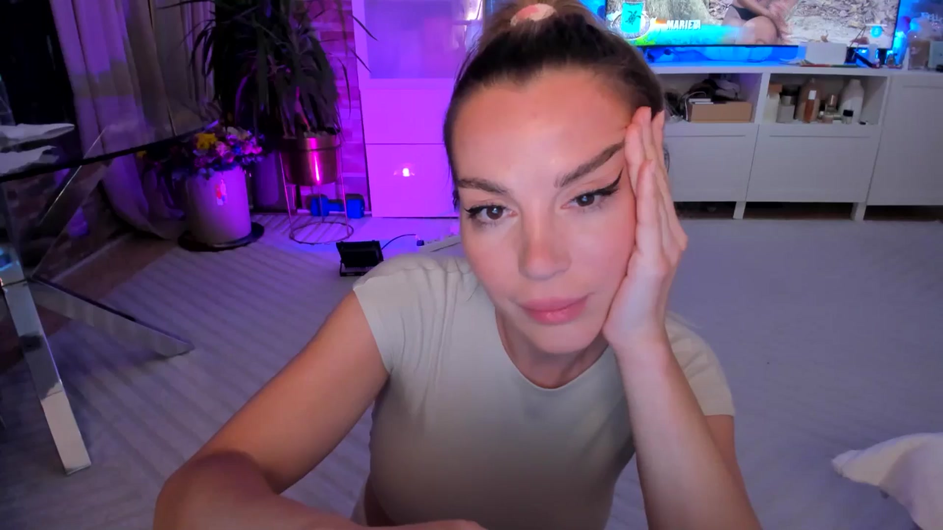 Gallery image thumbnail from Alesia_'s myfreecams stream on, 05/18/2024, 24:39 image 2 of 20