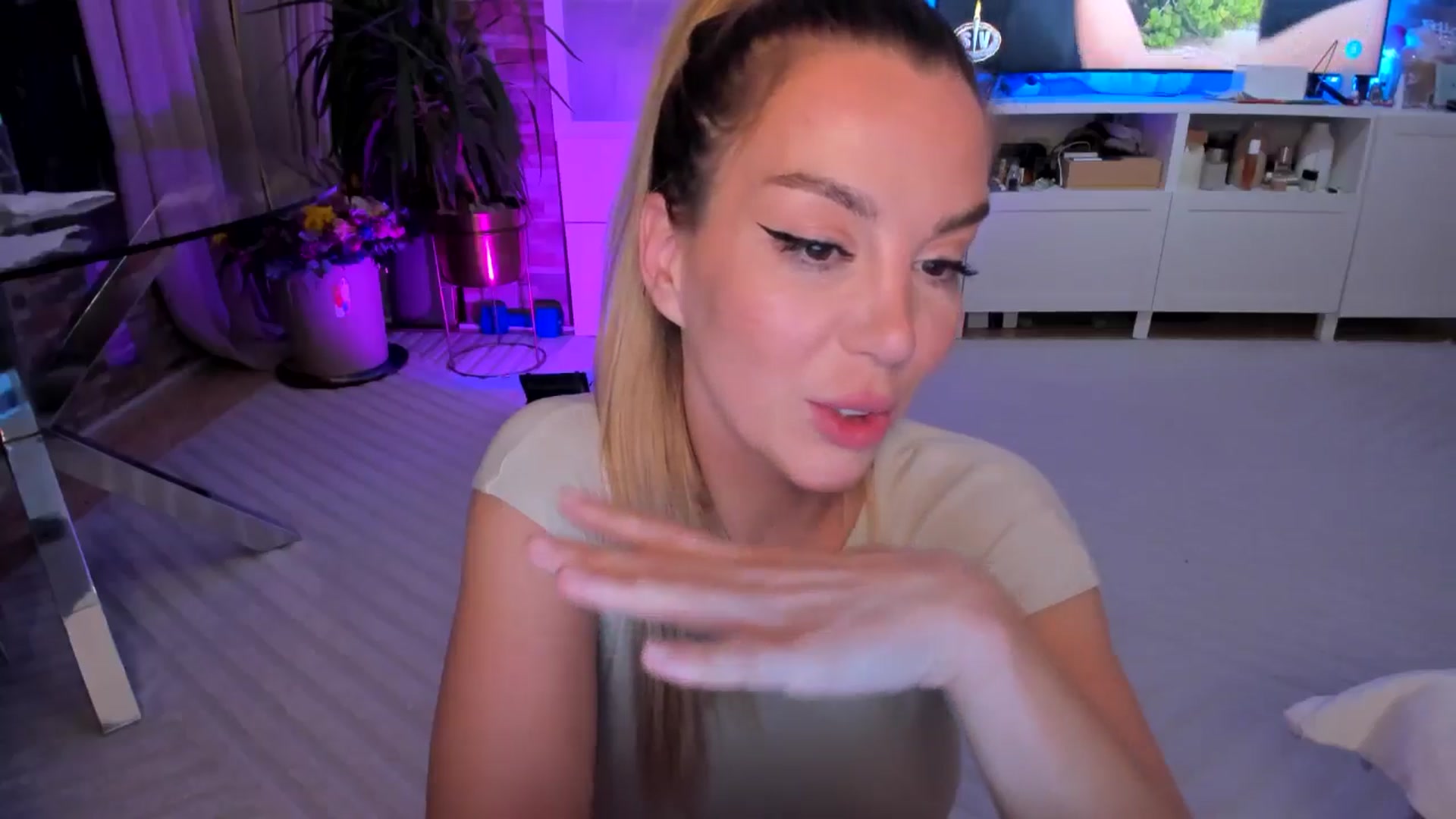 Gallery image thumbnail from Alesia_'s myfreecams stream on, 05/18/2024, 24:39 image 3 of 20