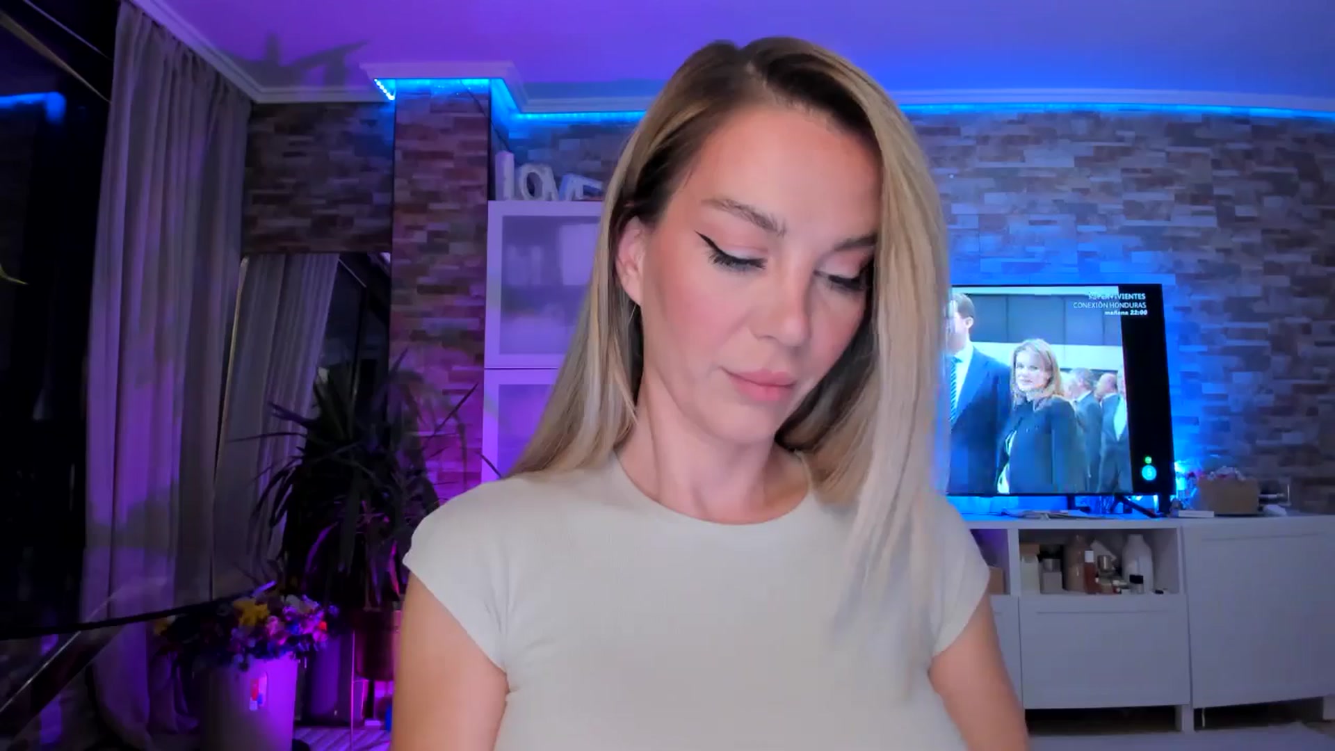 Gallery image thumbnail from Alesia_'s myfreecams stream on, 05/19/2024, 24:06 image 2 of 20