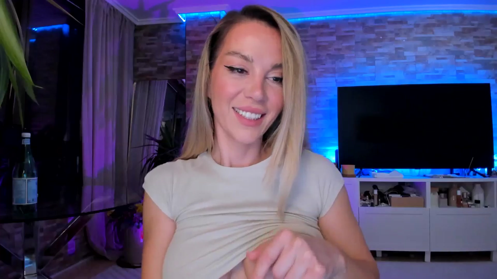 Gallery image thumbnail from Alesia_'s myfreecams stream on, 05/19/2024, 24:06 image 7 of 20