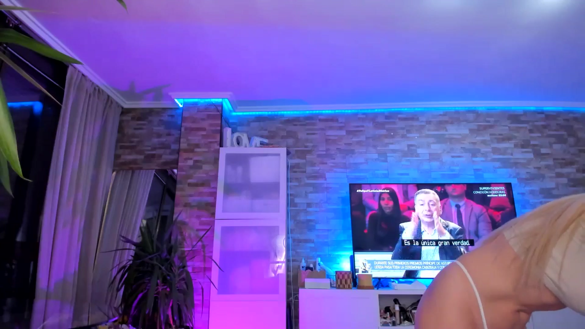 Gallery image thumbnail from Alesia_'s myfreecams stream on, 05/19/2024, 24:06 image 4 of 20