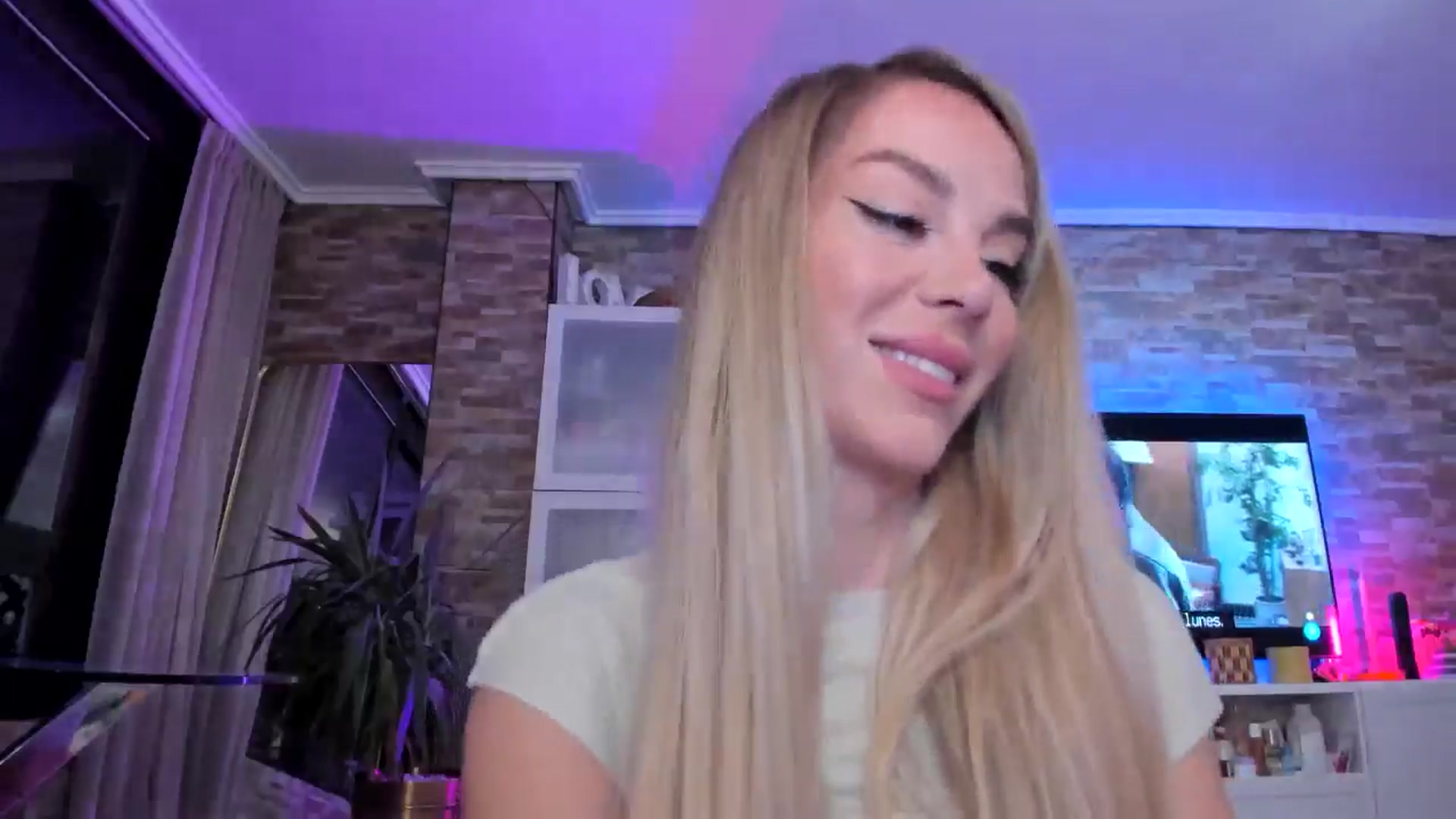 Gallery image thumbnail from Alesia_'s myfreecams stream on, 05/25/2024, 23:35 image 6 of 20
