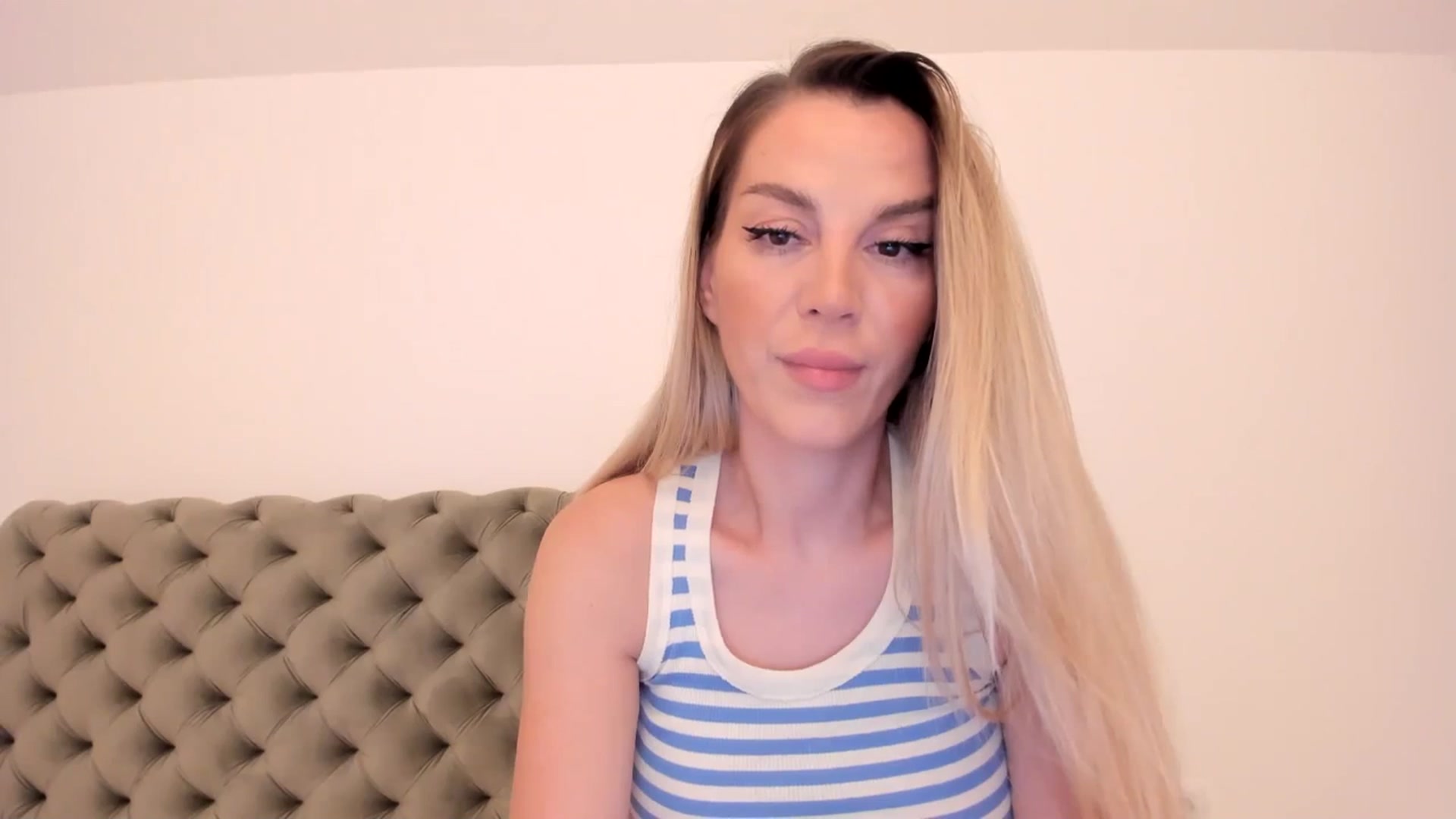 Gallery image thumbnail from Alesia_'s myfreecams stream on, 07/17/2024, 23:20 image 15 of 20