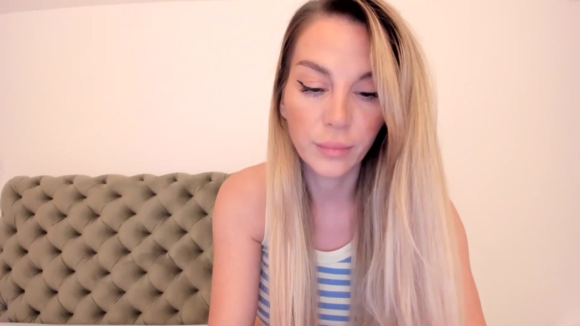 Gallery image thumbnail from Alesia_'s myfreecams stream on, 07/17/2024, 23:38 image 7 of 20