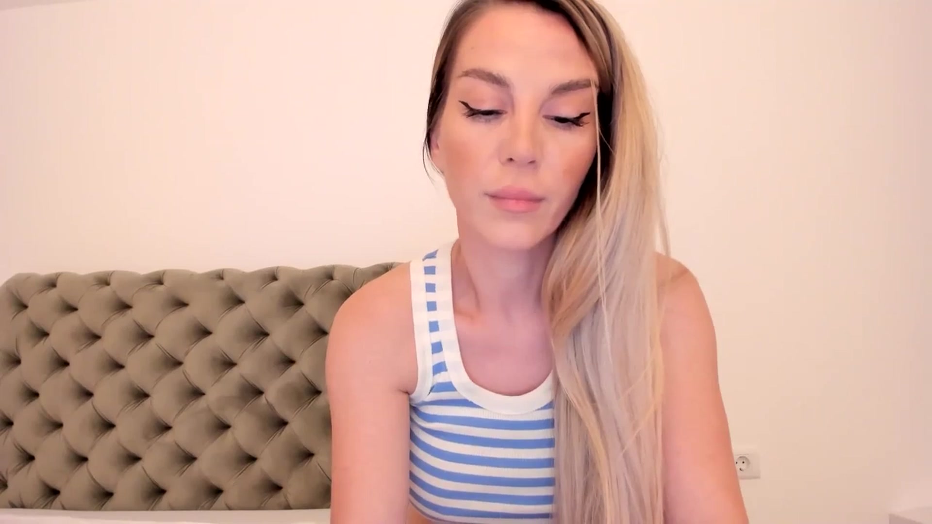 Gallery image thumbnail from Alesia_'s myfreecams stream on, 07/17/2024, 23:38 image 15 of 20