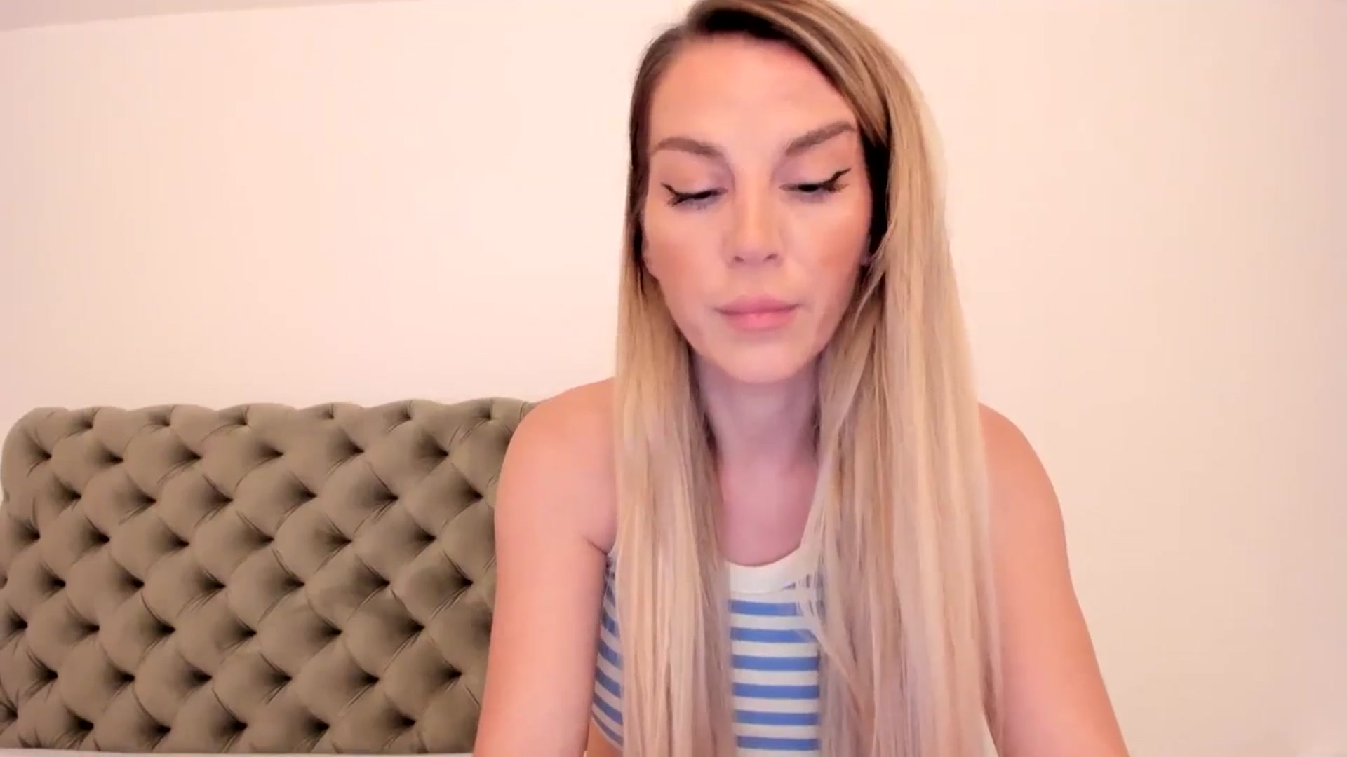 Gallery image thumbnail from Alesia_'s myfreecams stream on, 07/17/2024, 23:38 image 6 of 20