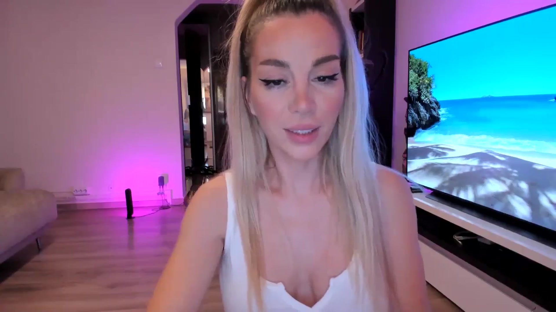 Gallery image thumbnail from Alesia_'s myfreecams stream on, 07/26/2024, 21:32 image 13 of 20