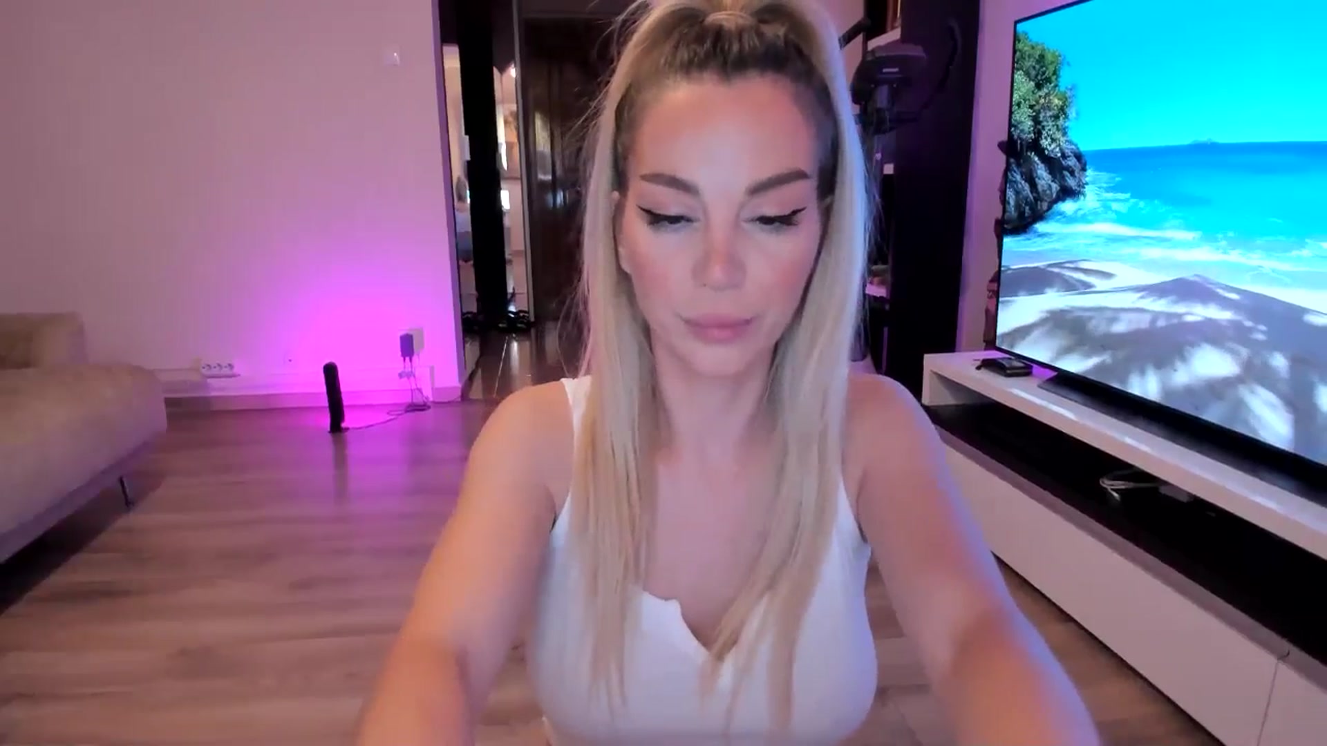 Gallery image thumbnail from Alesia_'s myfreecams stream on, 07/26/2024, 21:32 image 3 of 20