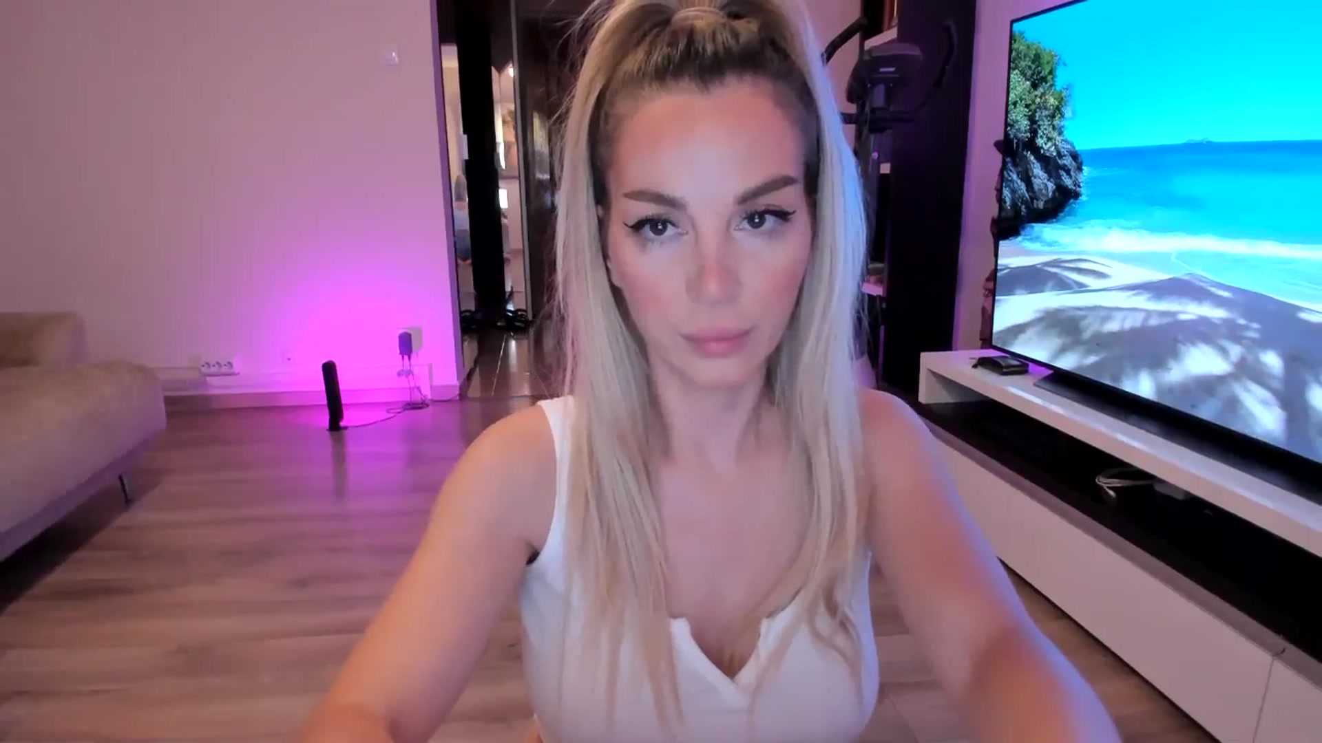 Gallery image thumbnail from Alesia_'s myfreecams stream on, 07/26/2024, 21:32 image 2 of 20