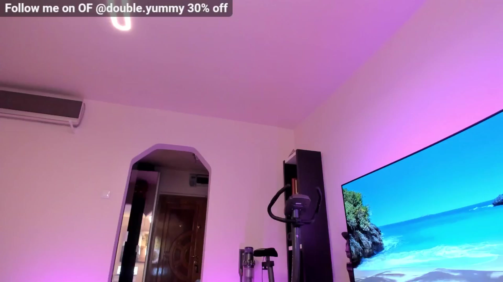 Gallery image thumbnail from Alesia_'s myfreecams stream on, 07/28/2024, 24:06 image 15 of 20