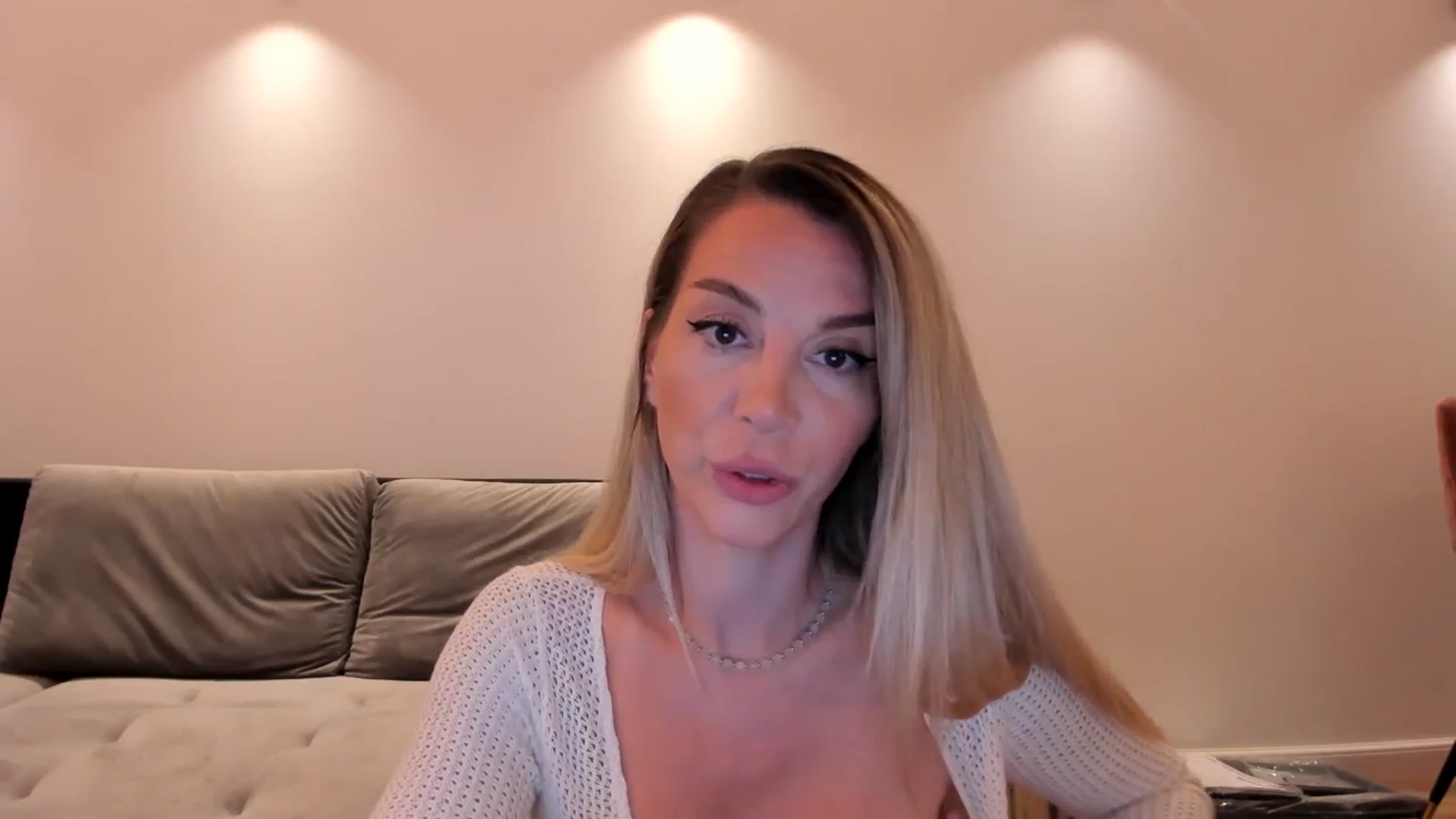 Gallery image thumbnail from Alesia_'s myfreecams stream on, 08/09/2024, 22:13 image 3 of 20