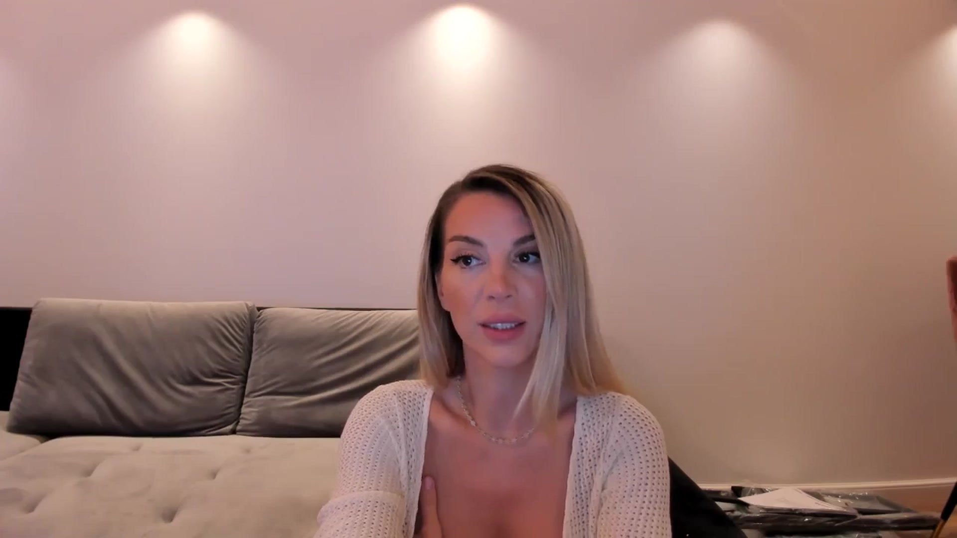 Gallery image thumbnail from Alesia_'s myfreecams stream on, 08/09/2024, 22:49 image 10 of 20
