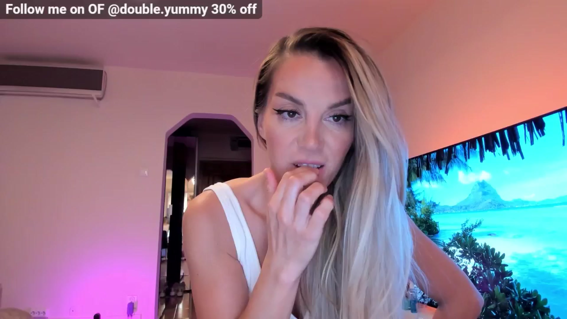 Gallery image thumbnail from Alesia_'s myfreecams stream on, 08/14/2024, 01:09 image 14 of 20
