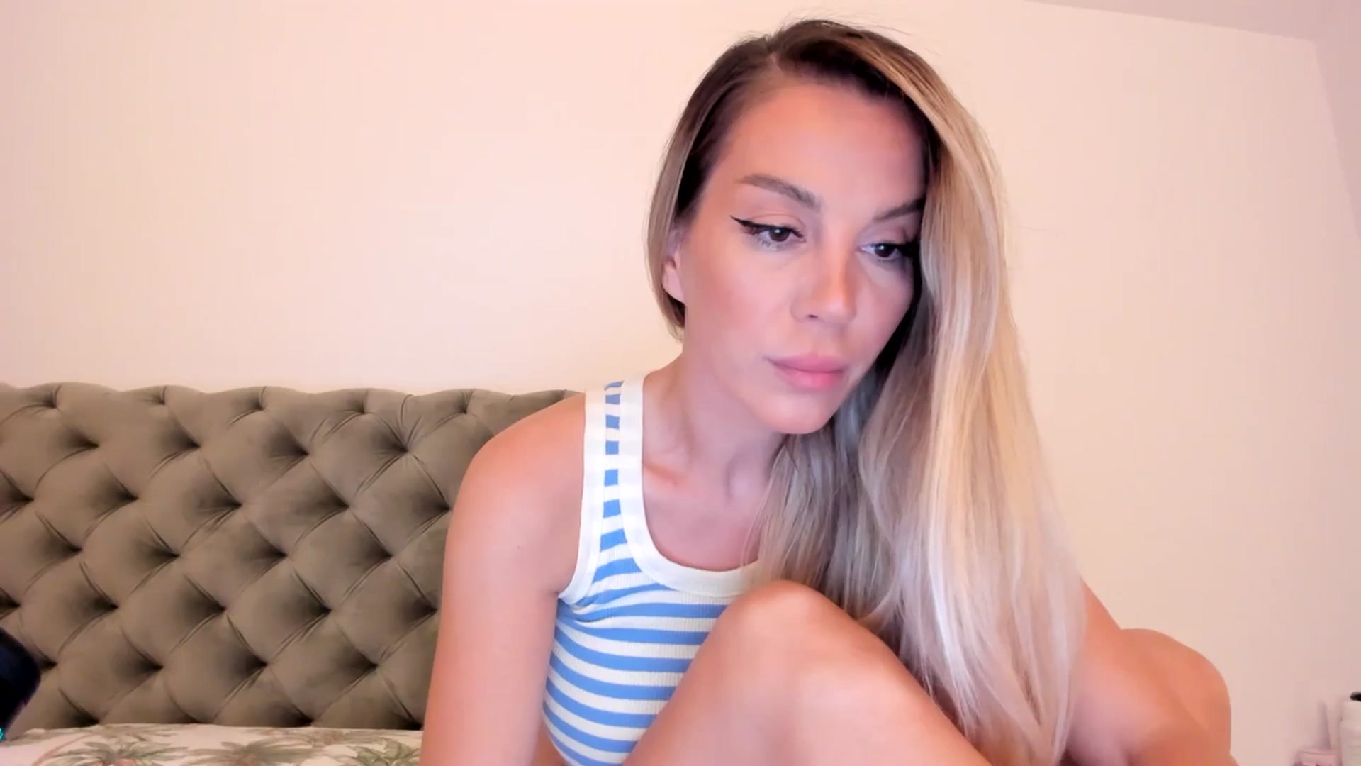 Gallery image thumbnail from Alesia_'s myfreecams stream on, 08/20/2024, 22:15 image 12 of 20