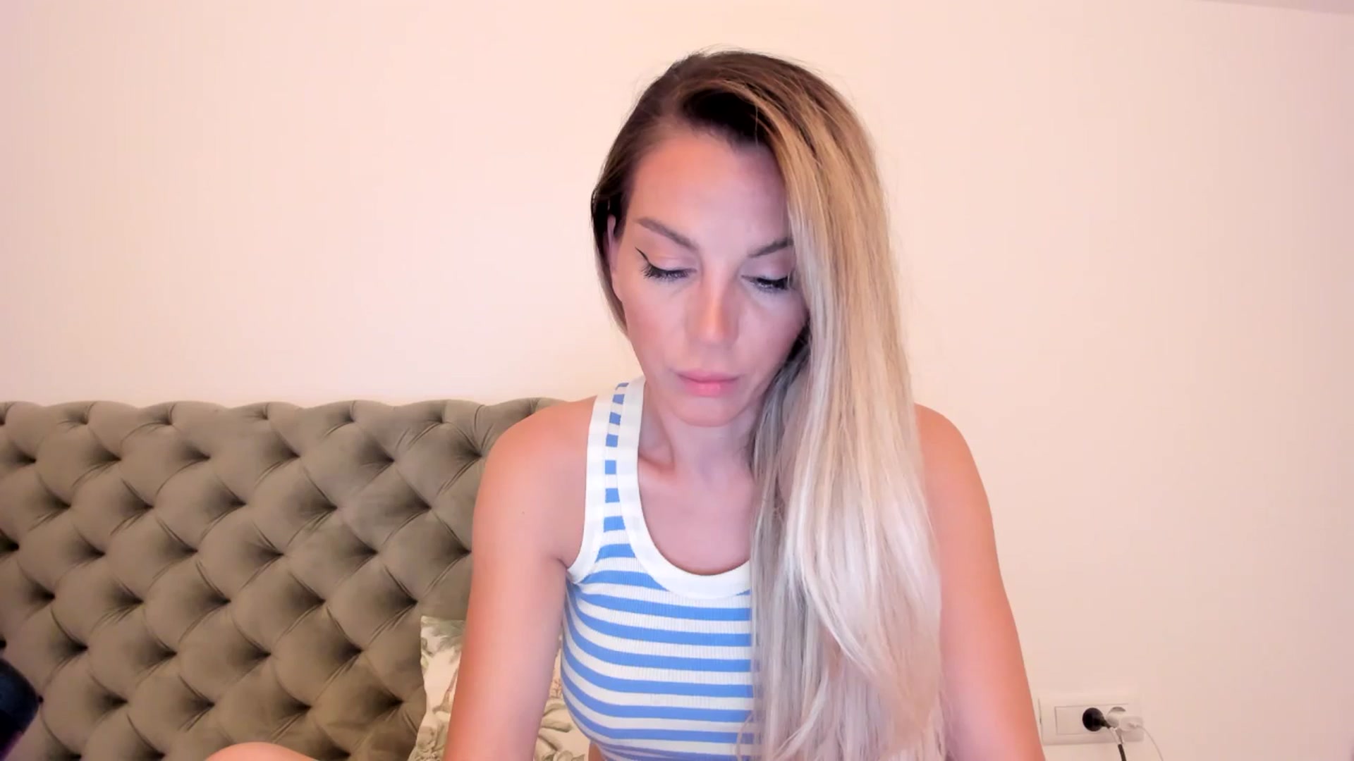 Gallery image thumbnail from Alesia_'s myfreecams stream on, 08/20/2024, 23:31 image 10 of 20