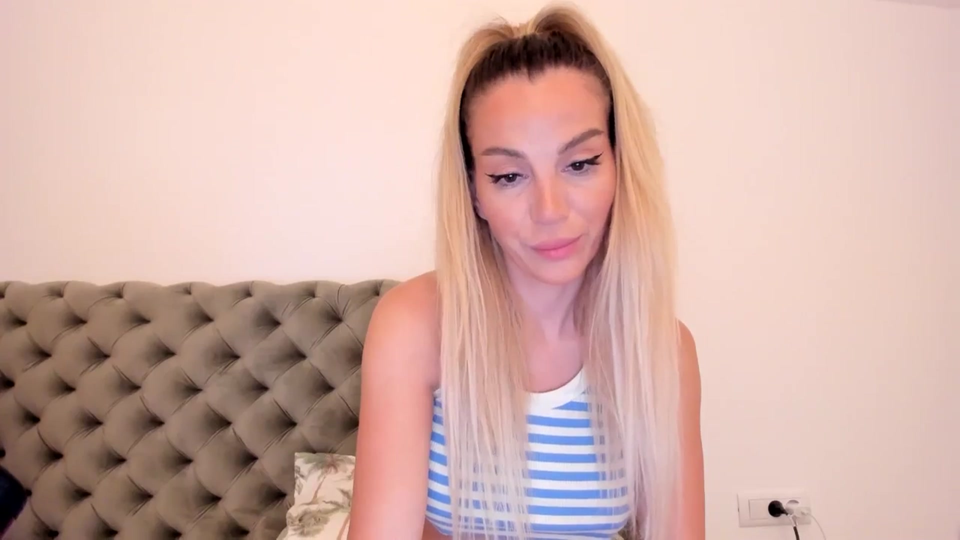 Gallery image thumbnail from Alesia_'s myfreecams stream on, 08/20/2024, 23:31 image 14 of 20