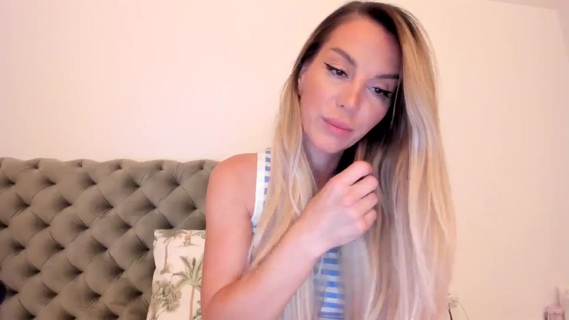 Gallery image thumbnail from Alesia_'s myfreecams stream on, 08/20/2024, 23:31 image 6 of 20
