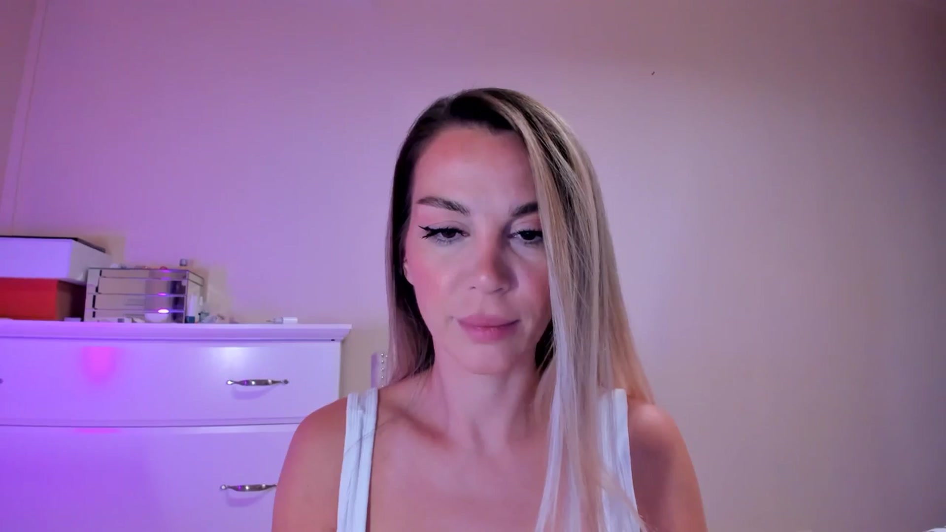 Gallery image thumbnail from Alesia_'s myfreecams stream on, 09/01/2024, 21:04 image 6 of 20