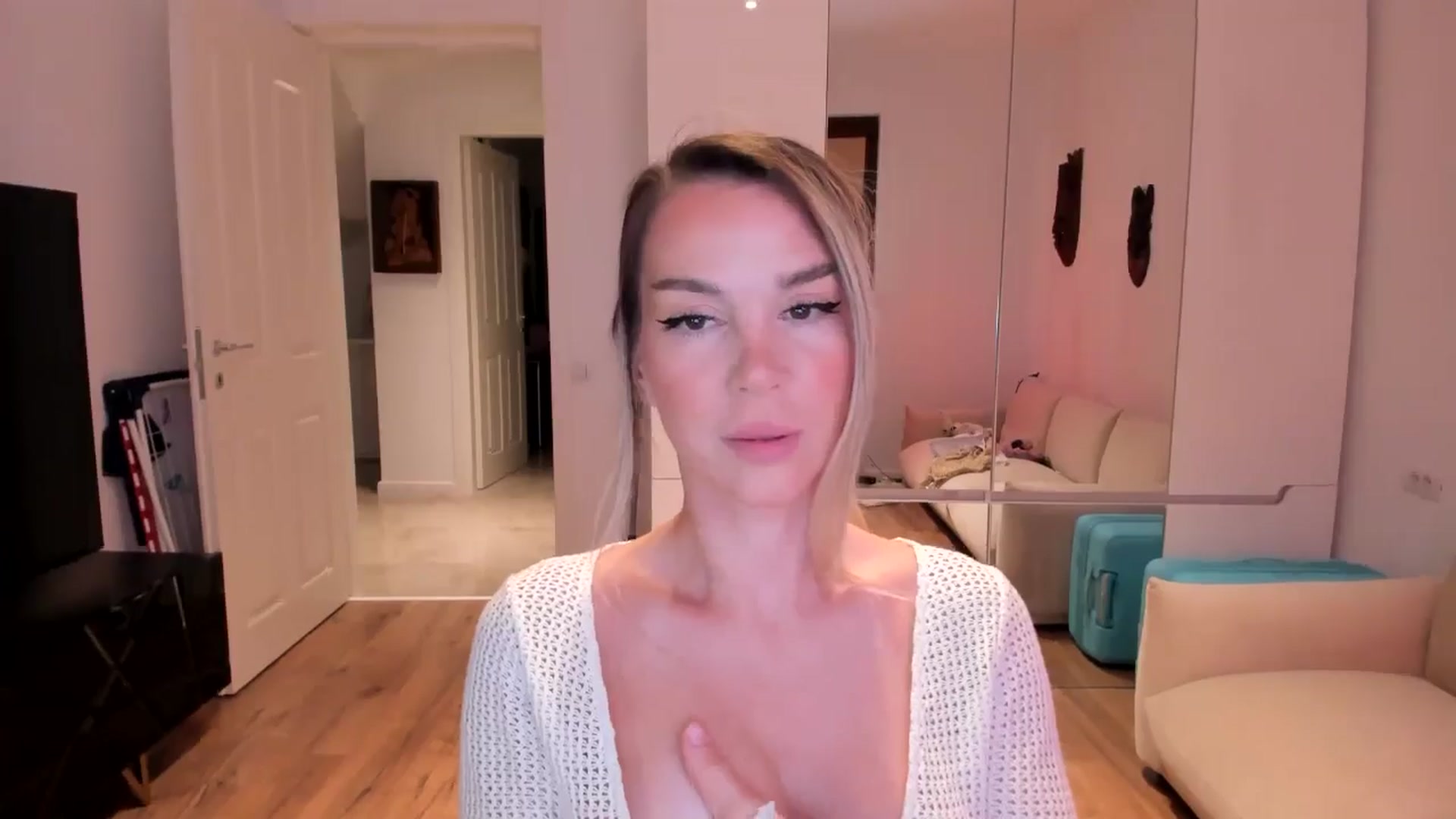Gallery image thumbnail from Alesia_'s myfreecams stream on, 09/08/2024, 23:34 image 5 of 20