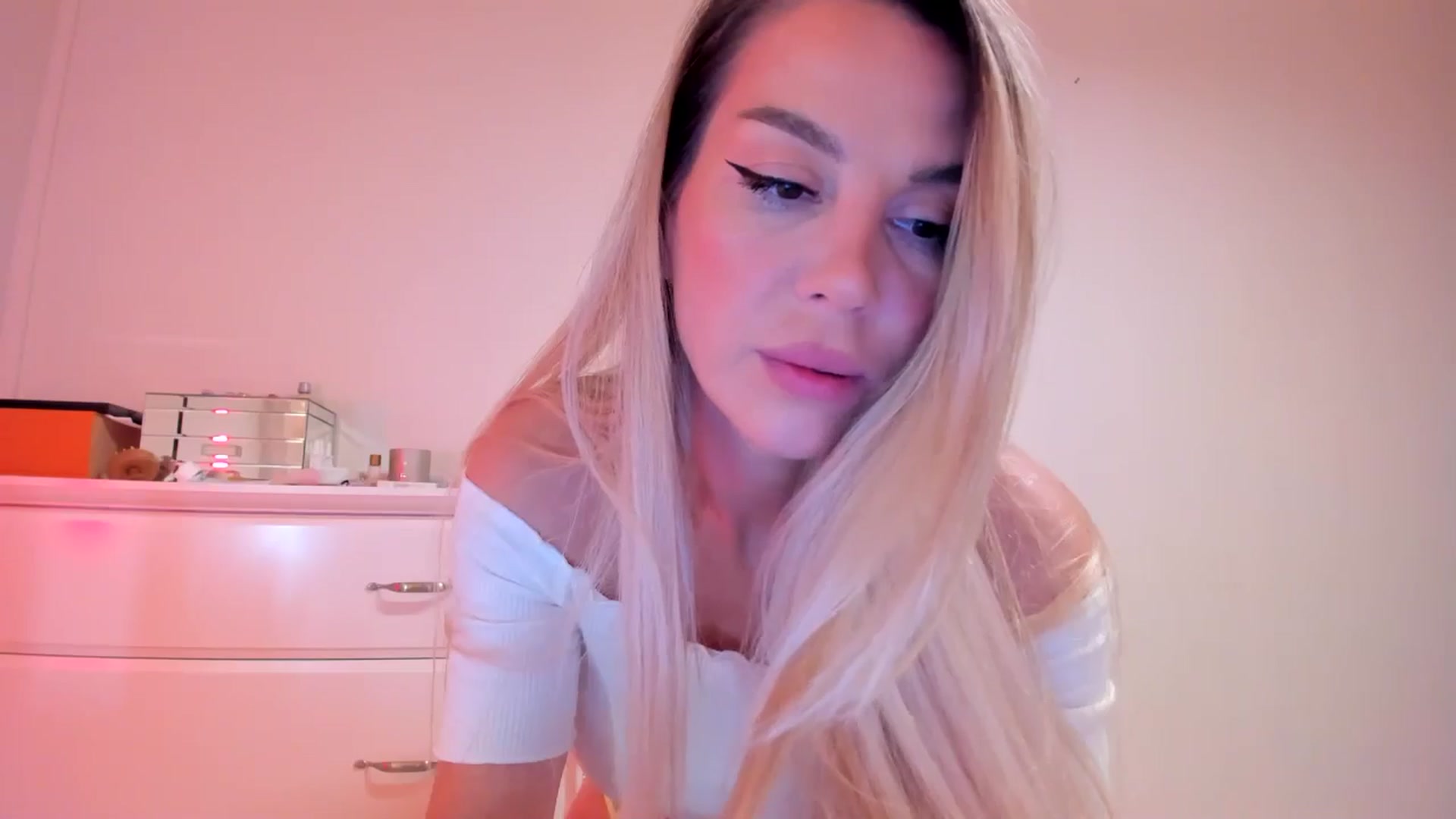Gallery image thumbnail from Alesia_'s myfreecams stream on, 09/10/2024, 23:06 image 4 of 20