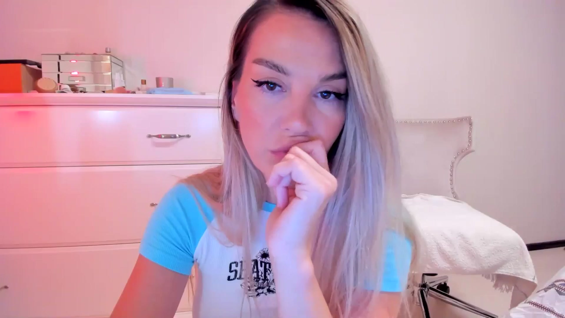 Gallery image thumbnail from Alesia_'s myfreecams stream on, 09/11/2024, 23:25 image 6 of 20