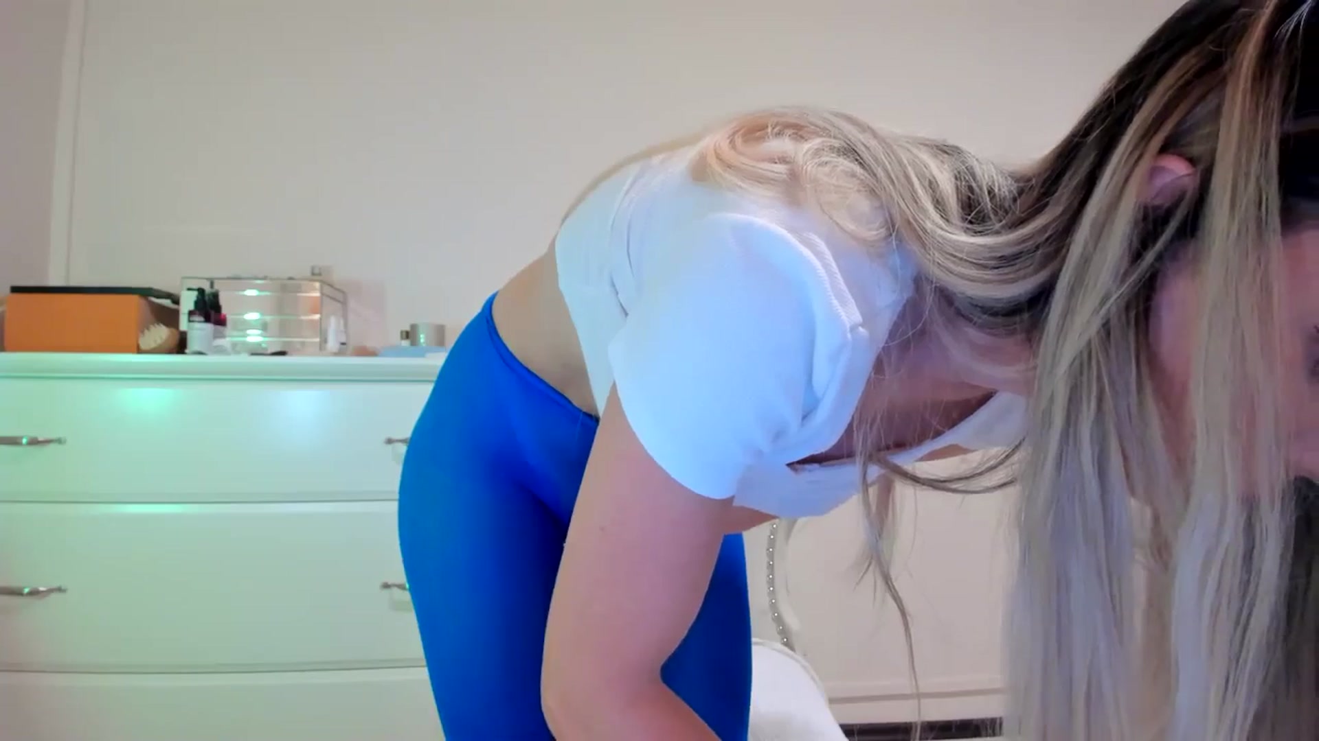 Gallery image thumbnail from Alesia_'s myfreecams stream on, 09/17/2024, 22:06 image 4 of 20