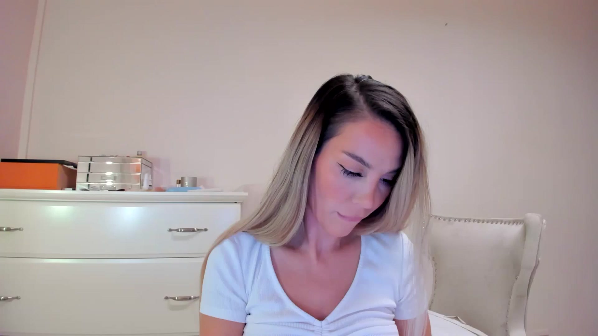 Gallery image thumbnail from Alesia_'s myfreecams stream on, 09/17/2024, 22:06 image 14 of 20