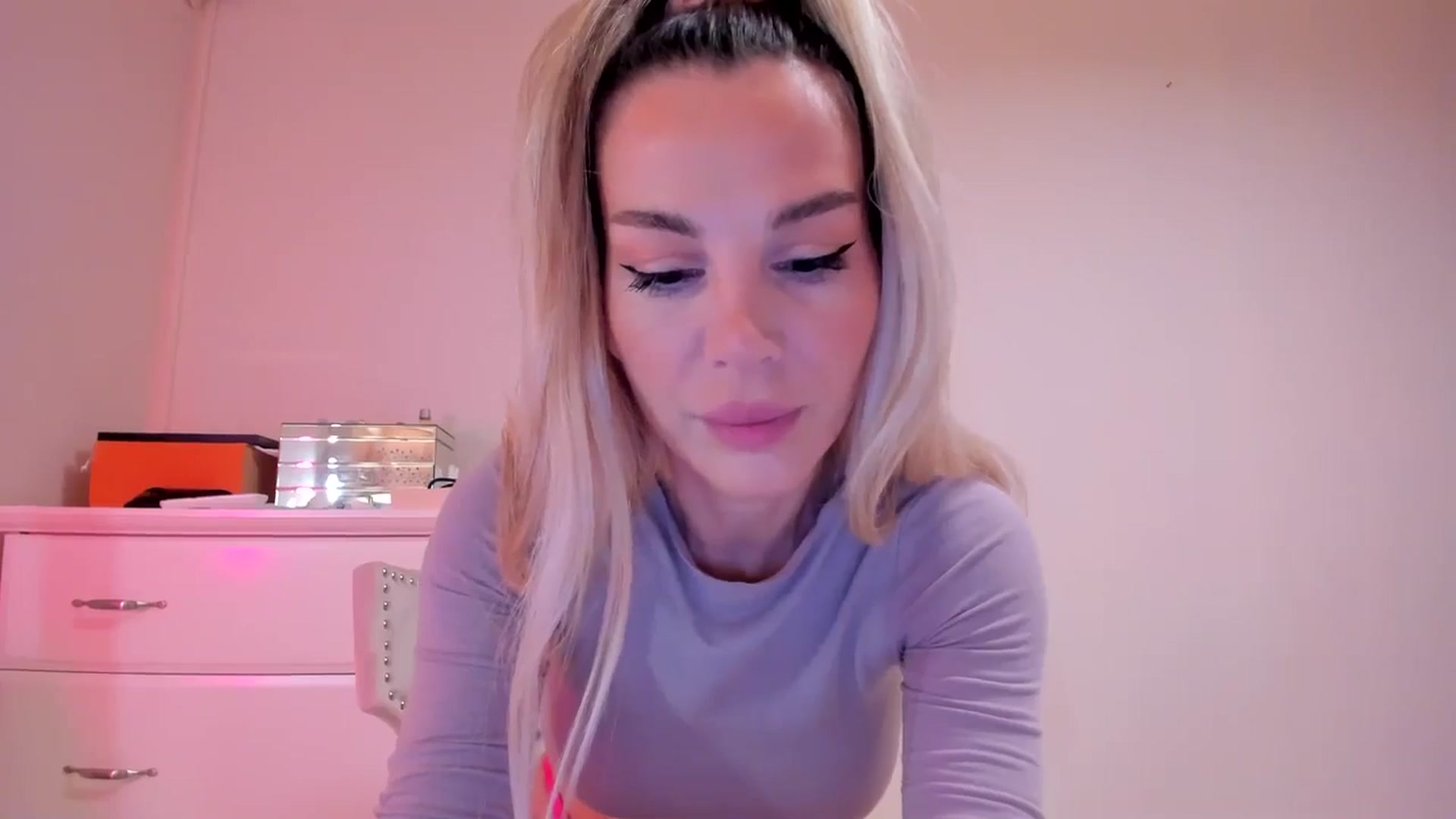 Gallery image thumbnail from Alesia_'s myfreecams stream on, 09/24/2024, 22:07 image 17 of 20
