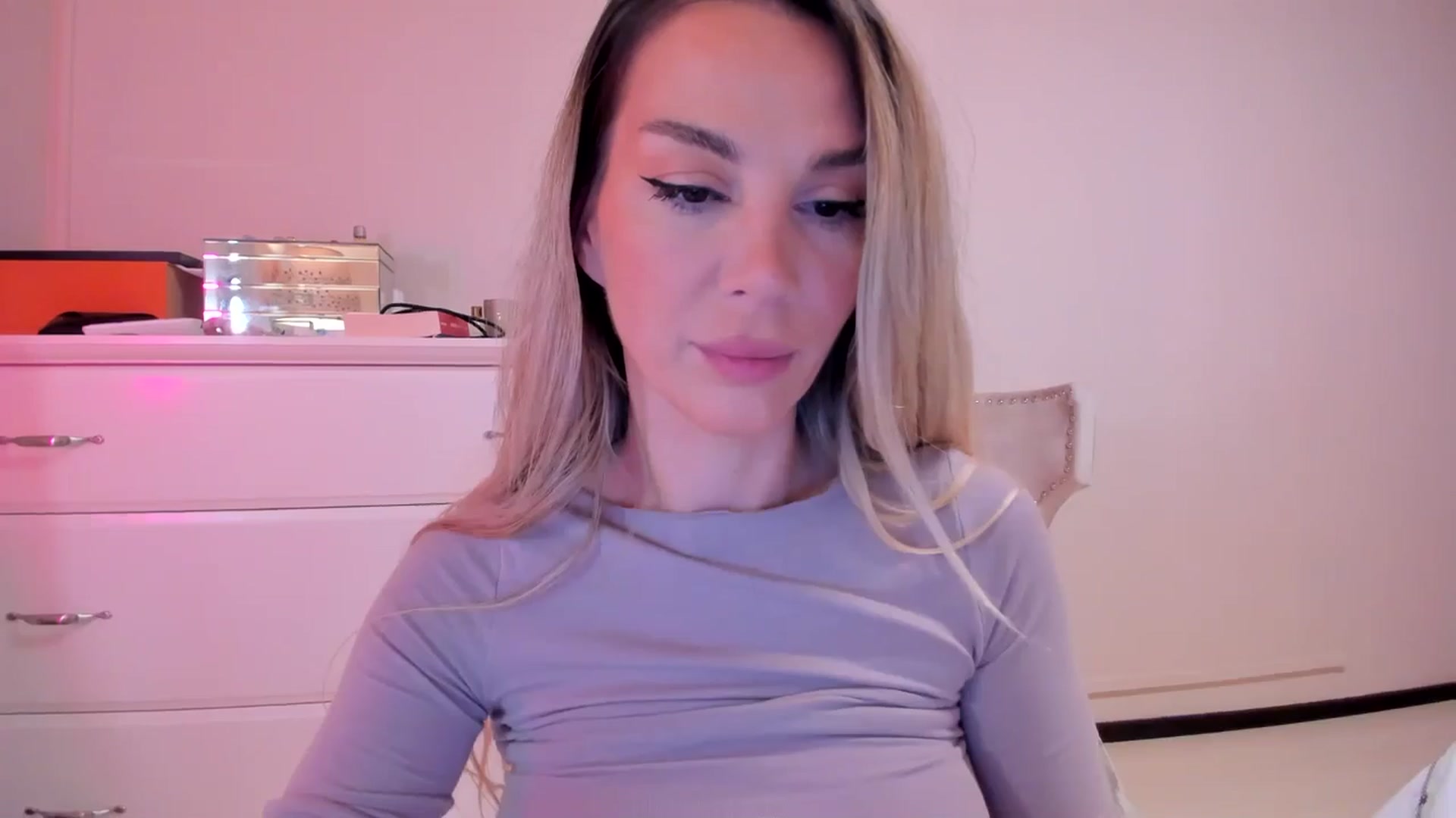 Gallery image thumbnail from Alesia_'s myfreecams stream on, 09/24/2024, 22:07 image 4 of 20