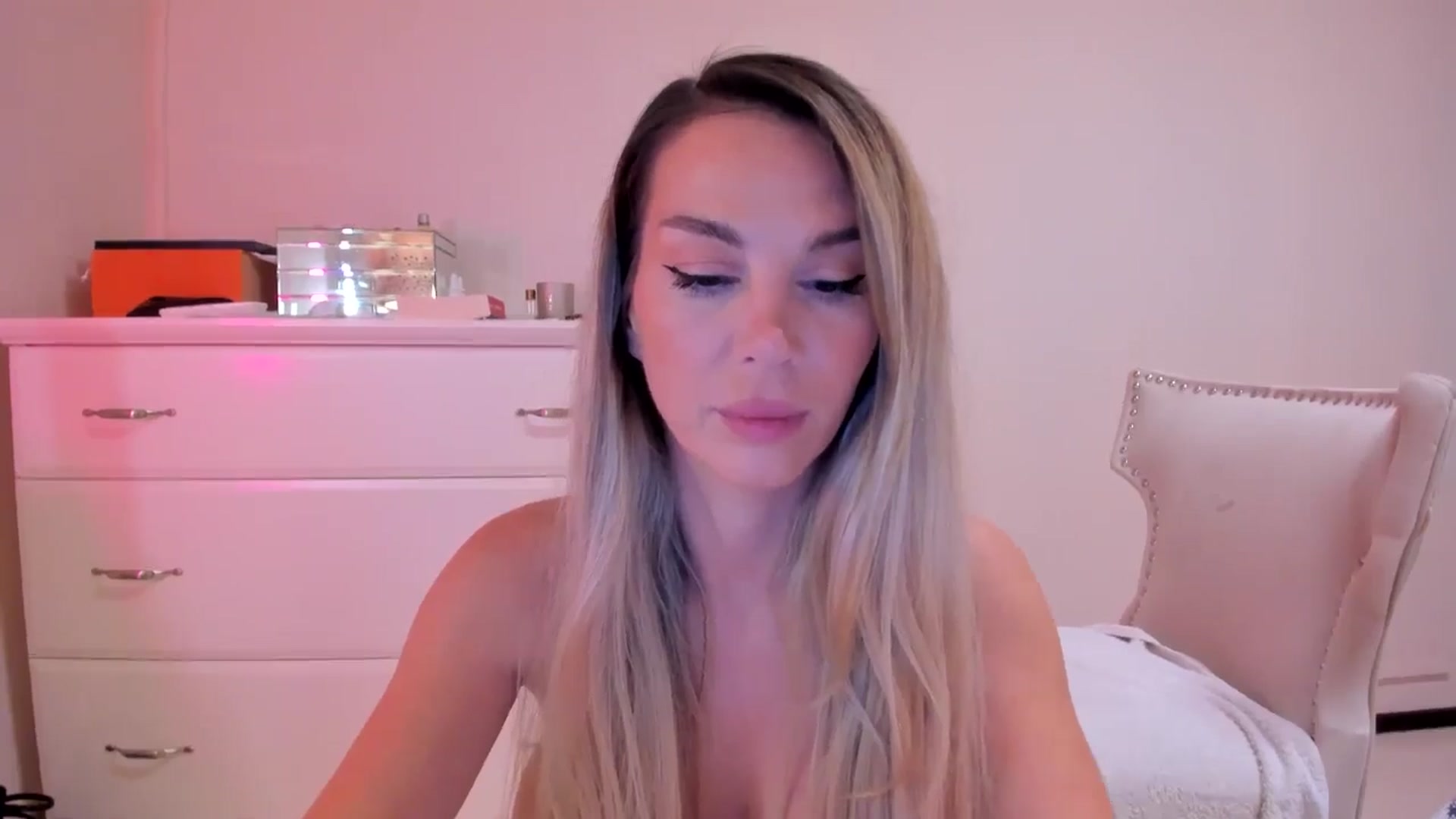 Gallery image thumbnail from Alesia_'s myfreecams stream on, 09/25/2024, 24:03 image 13 of 20