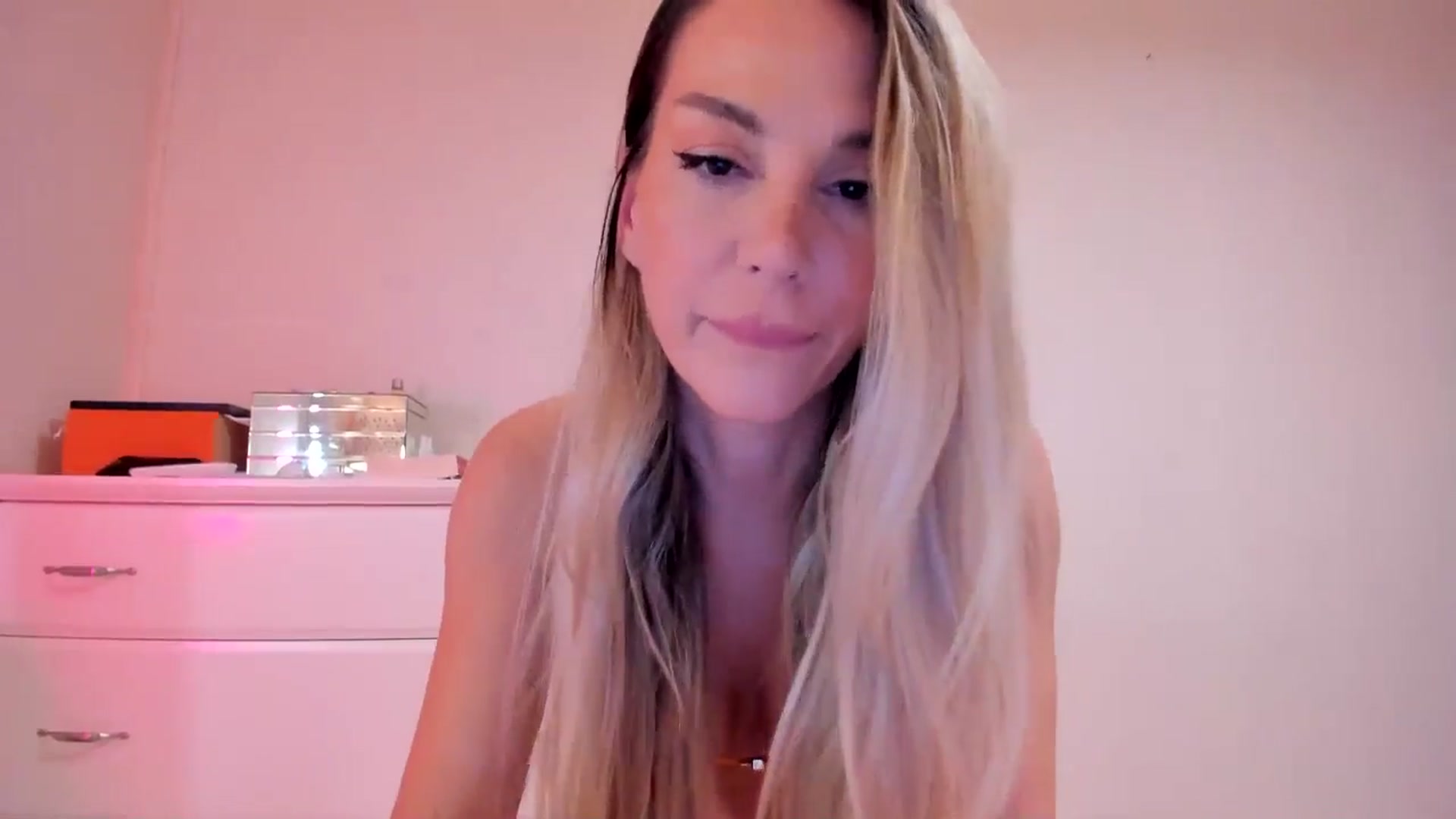 Gallery image thumbnail from Alesia_'s myfreecams stream on, 09/25/2024, 24:13 image 19 of 20