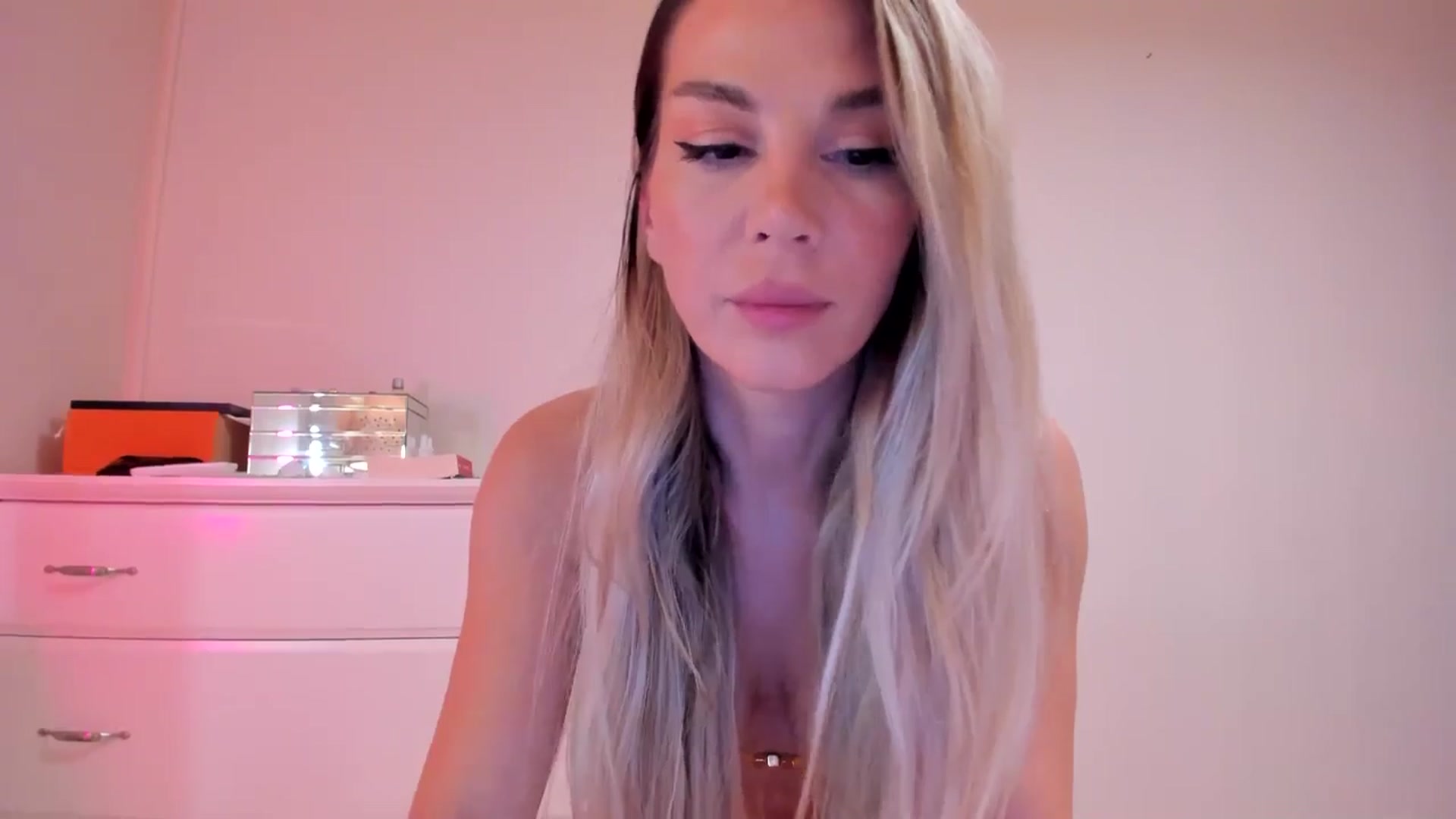 Gallery image thumbnail from Alesia_'s myfreecams stream on, 09/25/2024, 24:13 image 18 of 20